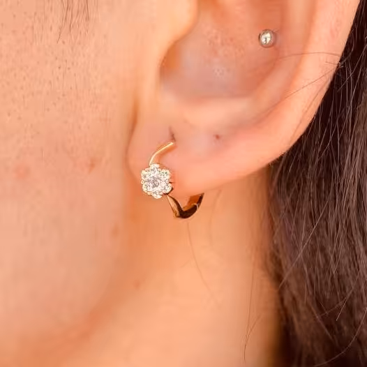 گوشواره حلقه ای مدل گل نگینی ژوپینگ رنگ ثابت و ضد حساسیت