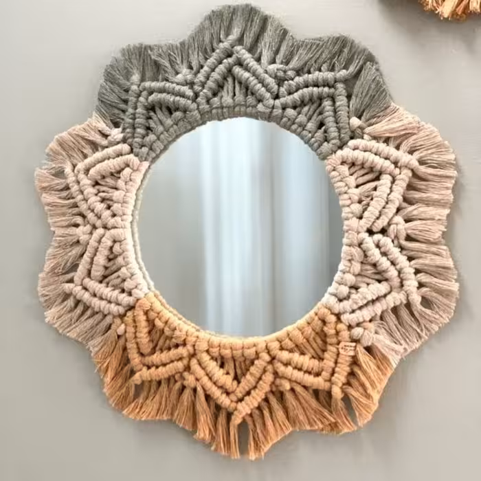 ایینه مکرومه با چند رنگ در قطر حلقه 20سانت.با بهترین متریال با رنگ بندی و سایز دلخواه قابل سفارش.