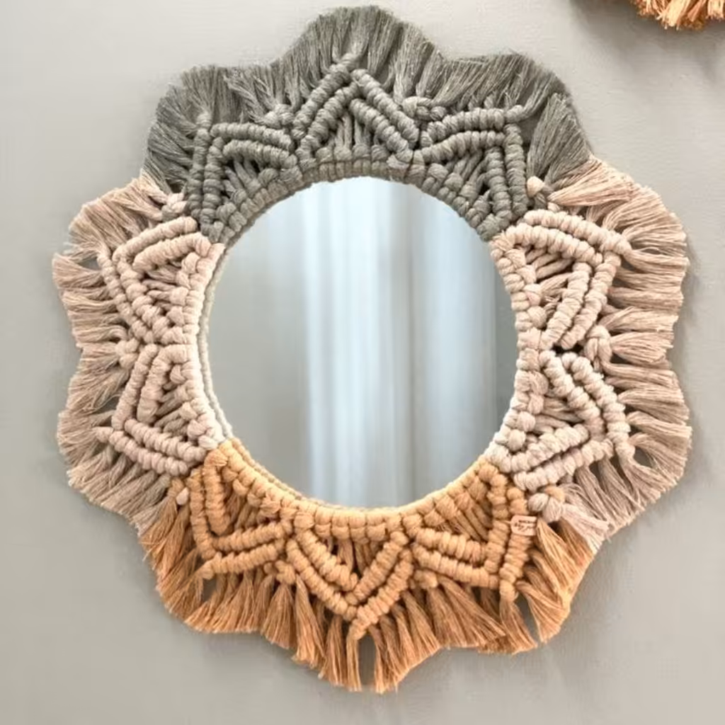 ایینه مکرومه با چند رنگ در قطر حلقه 20سانت.با بهترین متریال با رنگ بندی و سایز دلخواه قابل سفارش.