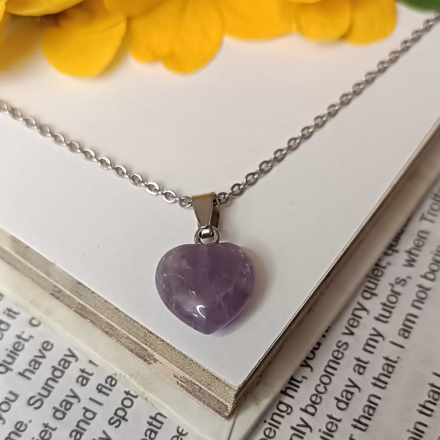 
سنگ آمیتیست به سنگ هوشیاری هم معروفه و سنگ محبوب ابن سینا بوده و گران بهاترین سنگ در گروه کوارتزها به شمار می ره که به 