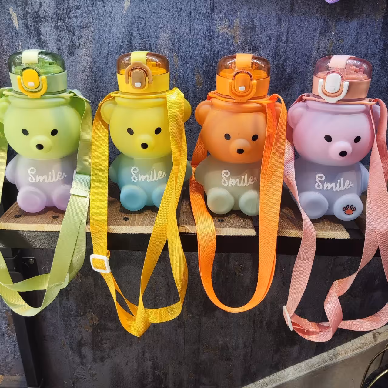 قمقمه کودک خرسی نشکن نی دار استیکر دار دارای بند بلند