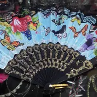 بادبزن تاشو پارچه ای پلاستیکی طرح دار رنگی مدل یک طرح پروانه 