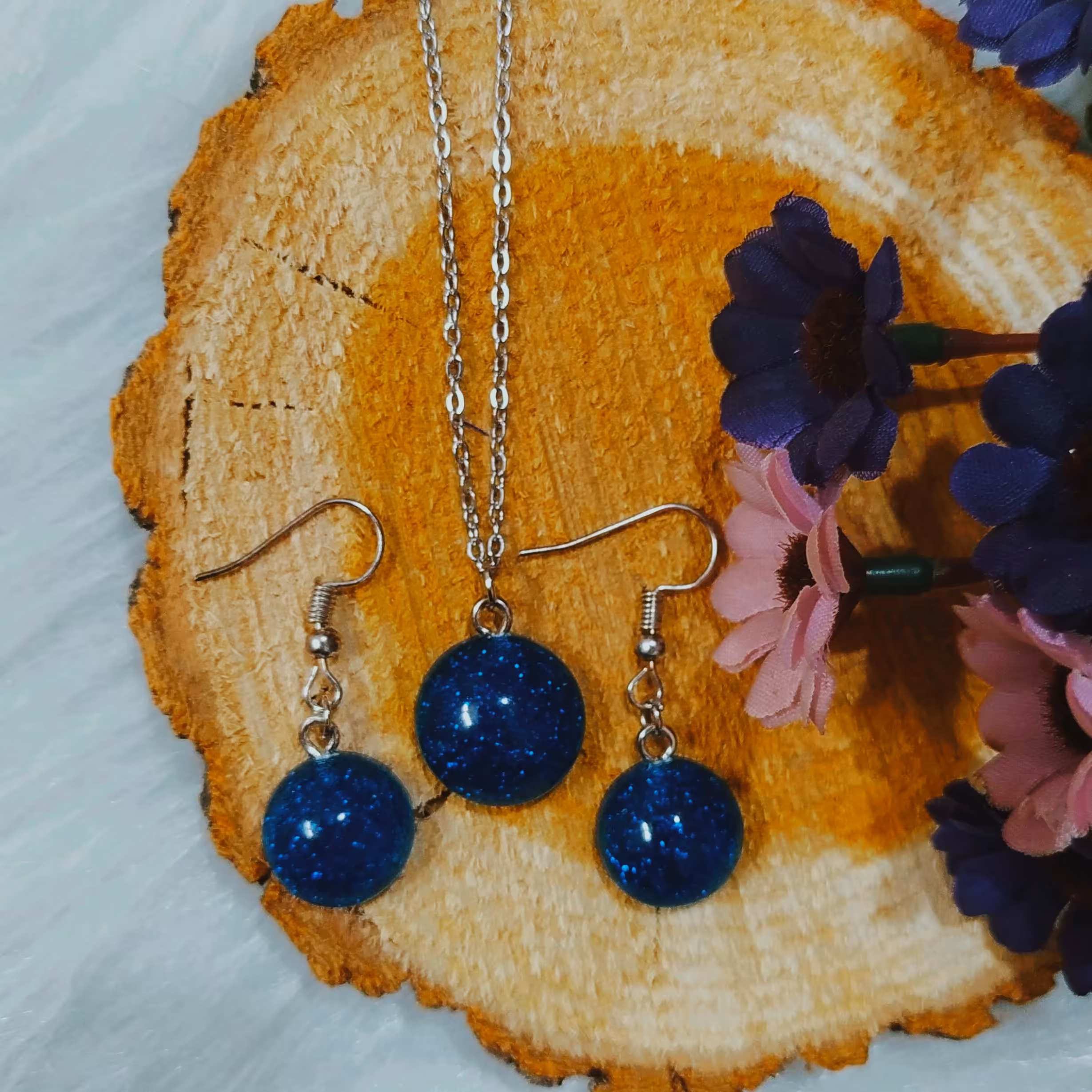 نیم ست رزینی رنگ آبی کهکشانی شامل گردنبند و گوشواره با زنجیر استیل رنگ ثابت