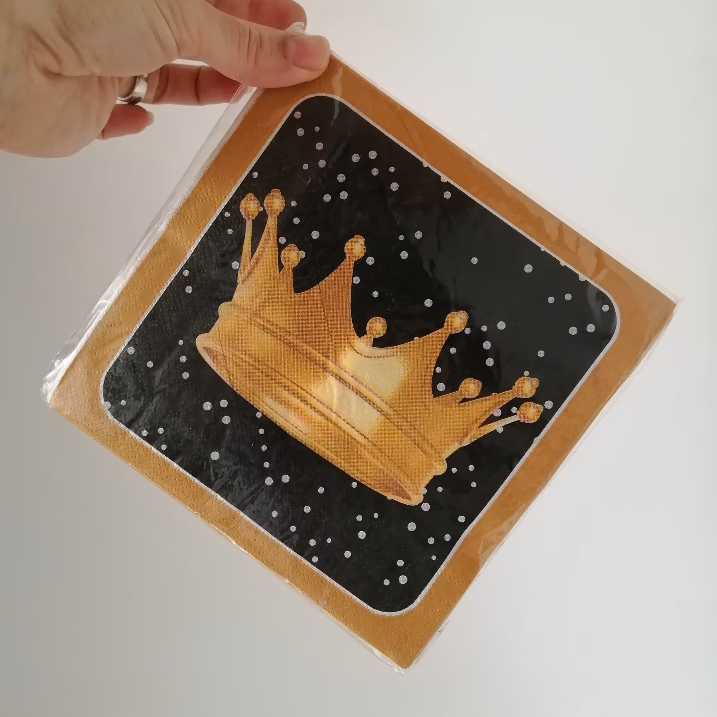 دستمال کاغذی طرح تاج طلایی