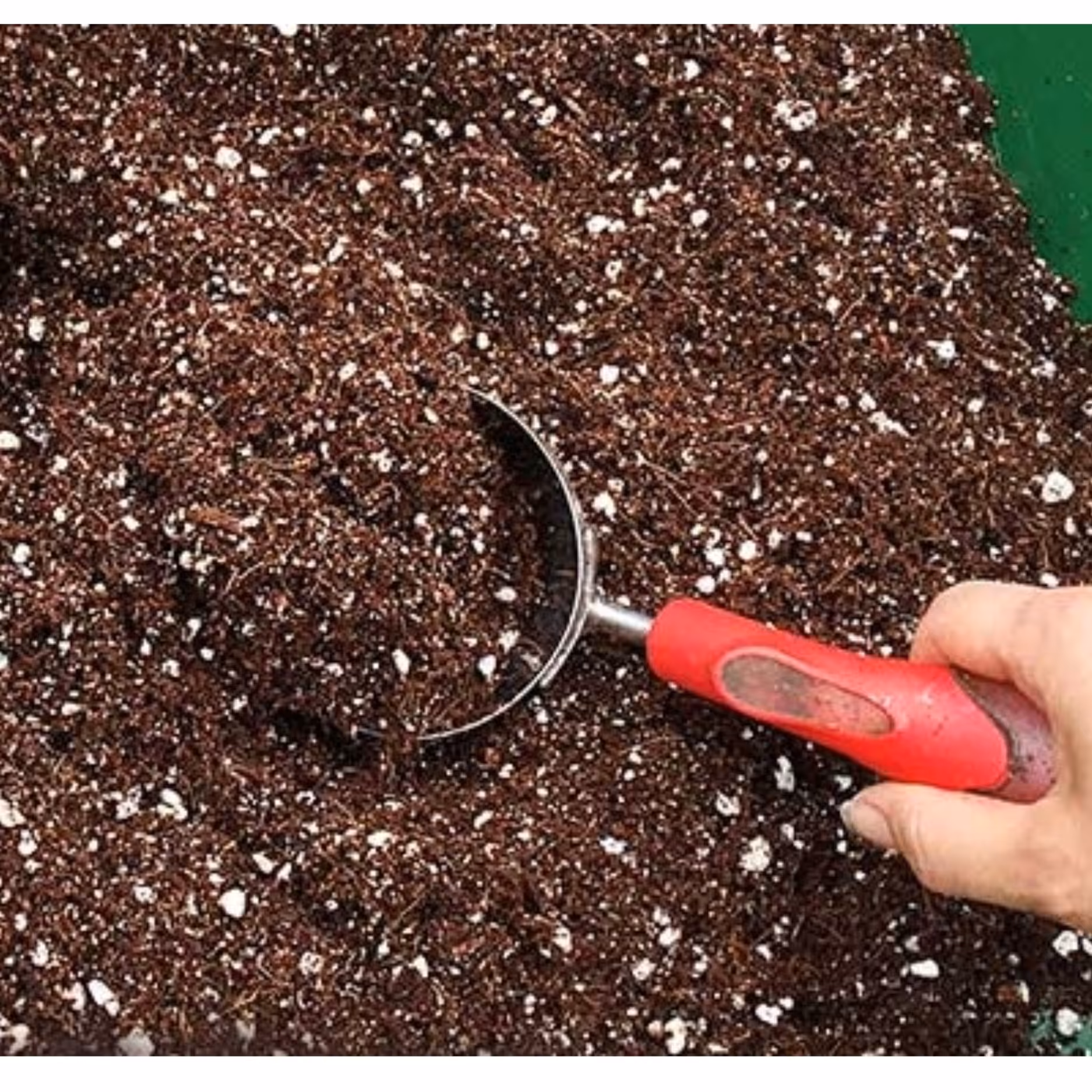 خاک گیاهان آپارتمانی استریل(3 لیتری حاوی پیت ماس وکوکوپیت و پرلیت و لیکاپون) (پس کرایه)