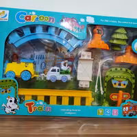قطار موزیکال و چراغدار  cartoon train به همراه 6قطعه ریل و لوازم ایستگاه قطار 