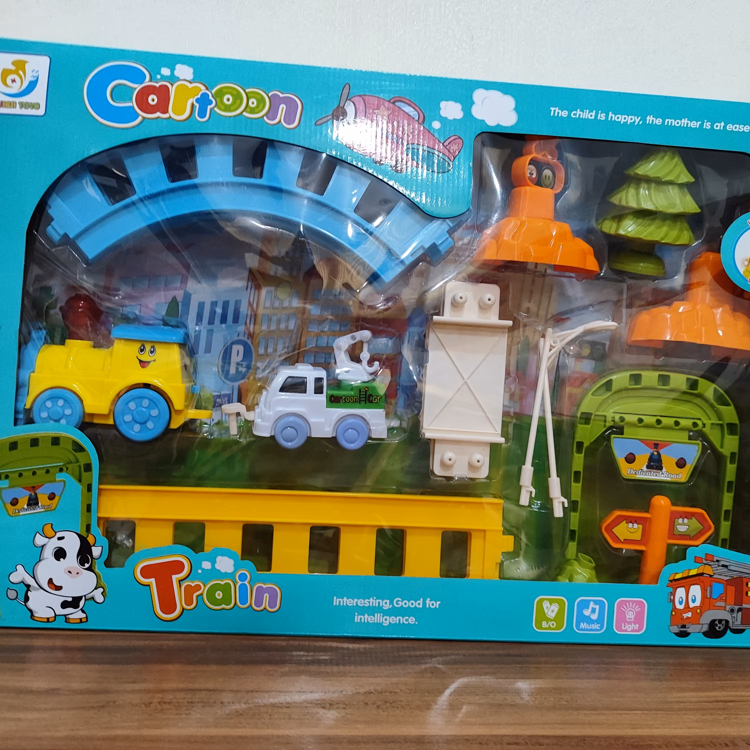 قطار موزیکال و چراغدار  cartoon train به همراه 6قطعه ریل و لوازم ایستگاه قطار 