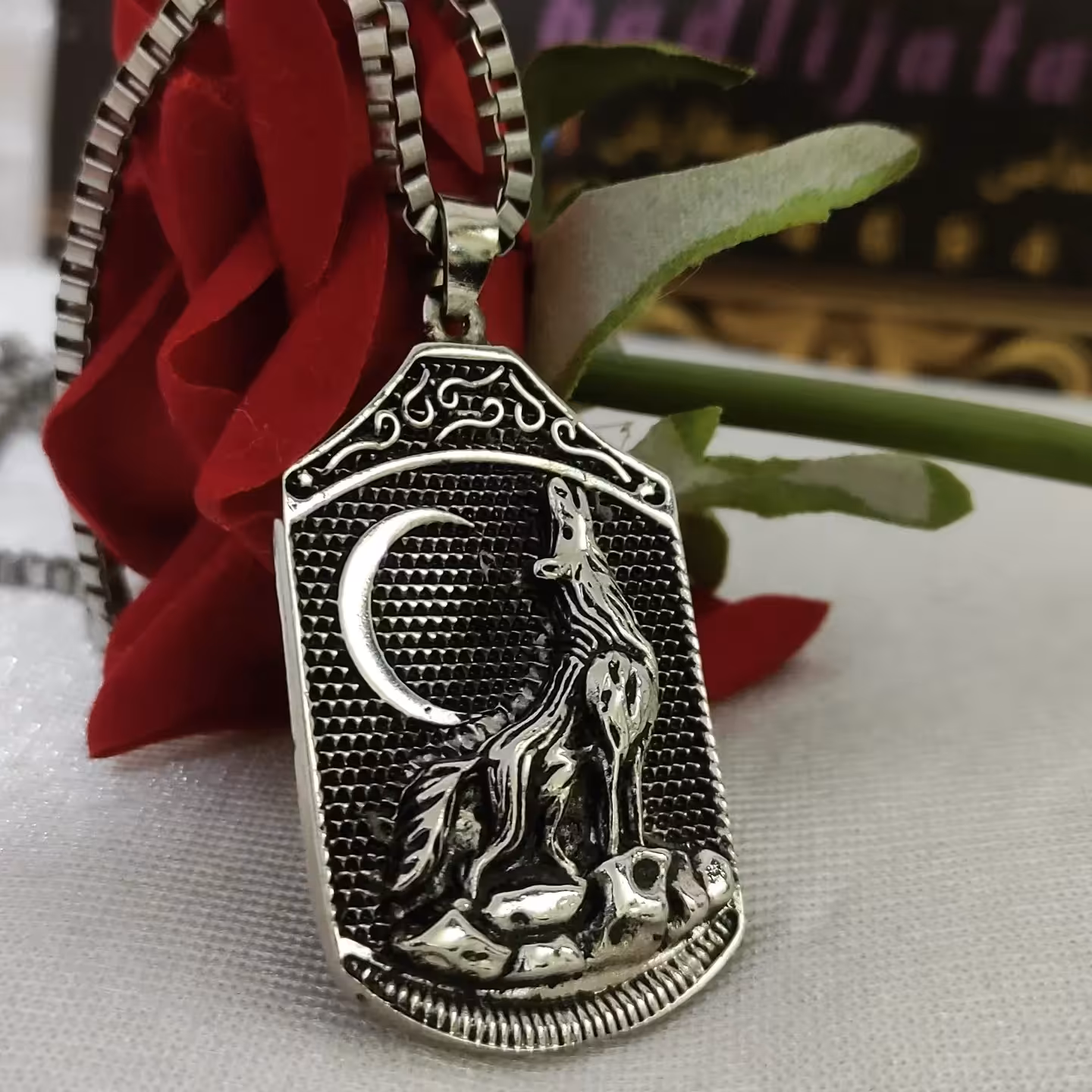 پلاک و گردنبند گرگ