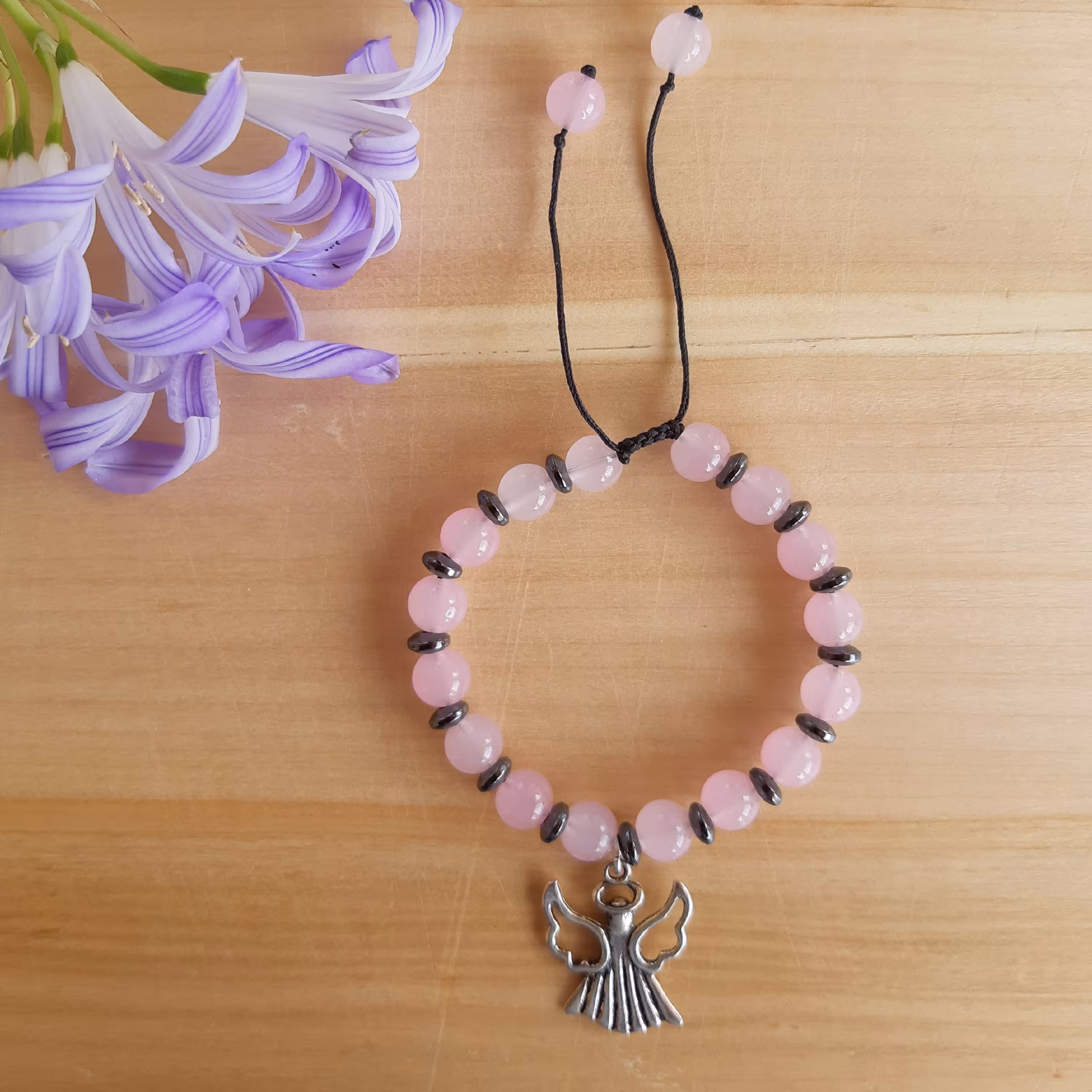 دستبند حدید و سنگ. با مهره سنگی صورتی روشن و حدید با آویز  فلزی فرشته (یا بدون آویز )با قفل کشویی 