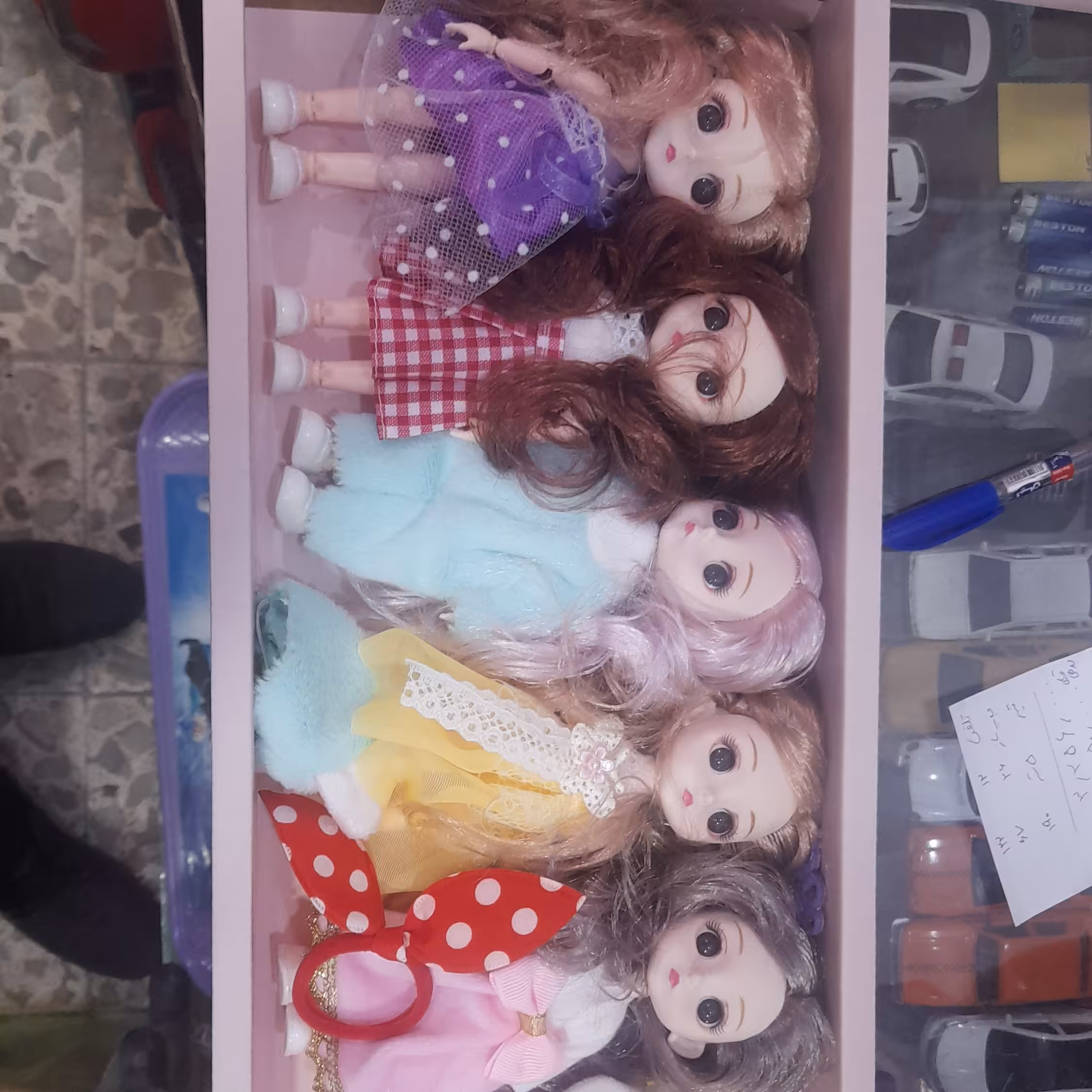 عروسک کوچک چشم تیله ای