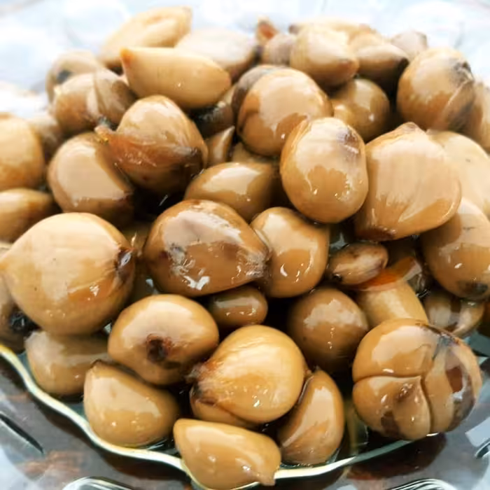 ترشی سیر هفت ساله خانگی تمیز شده خوشمزه با شیره انگور (نیم گیلوگرم)