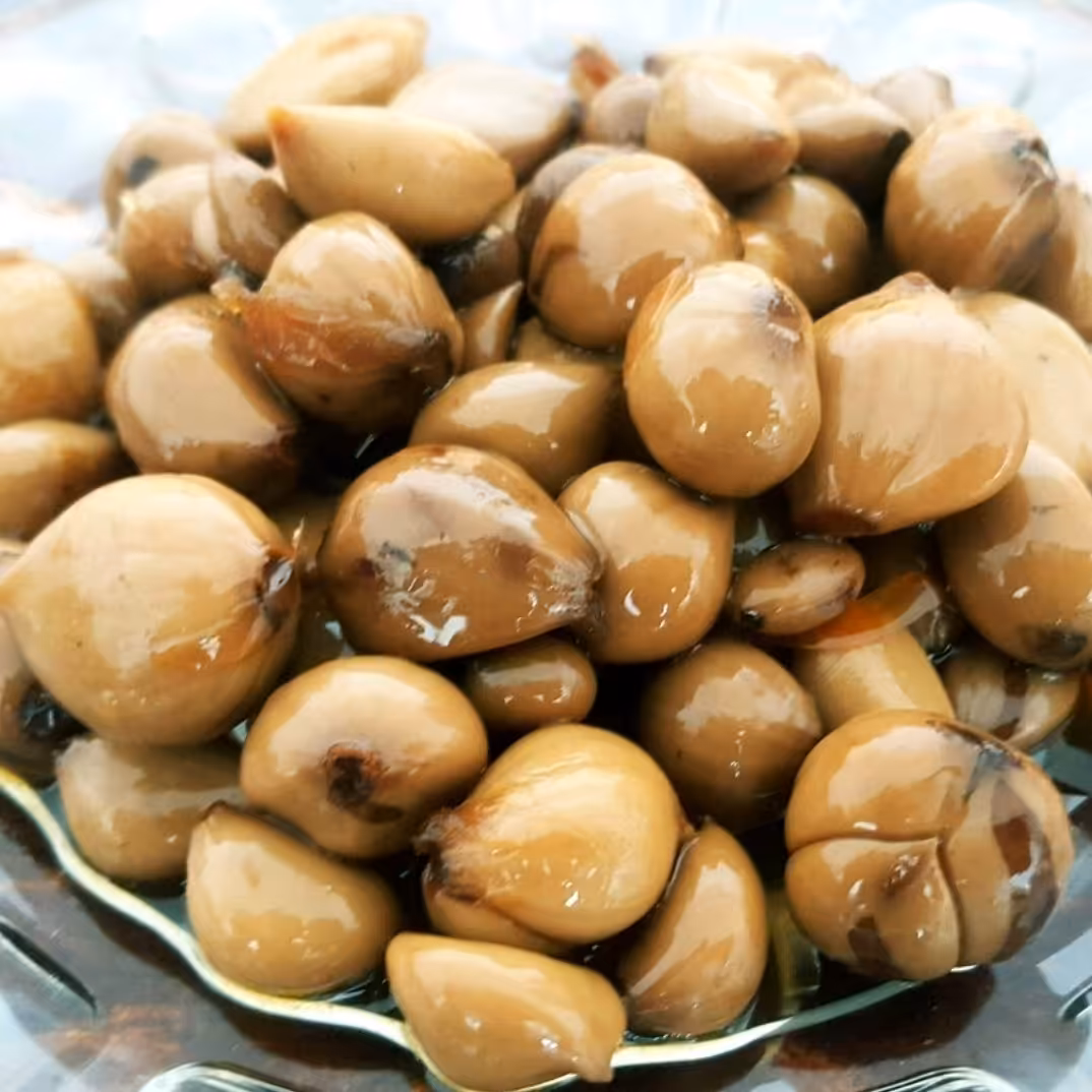 ترشی سیر هفت ساله خانگی تمیز شده خوشمزه با شیره انگور (نیم گیلوگرم)