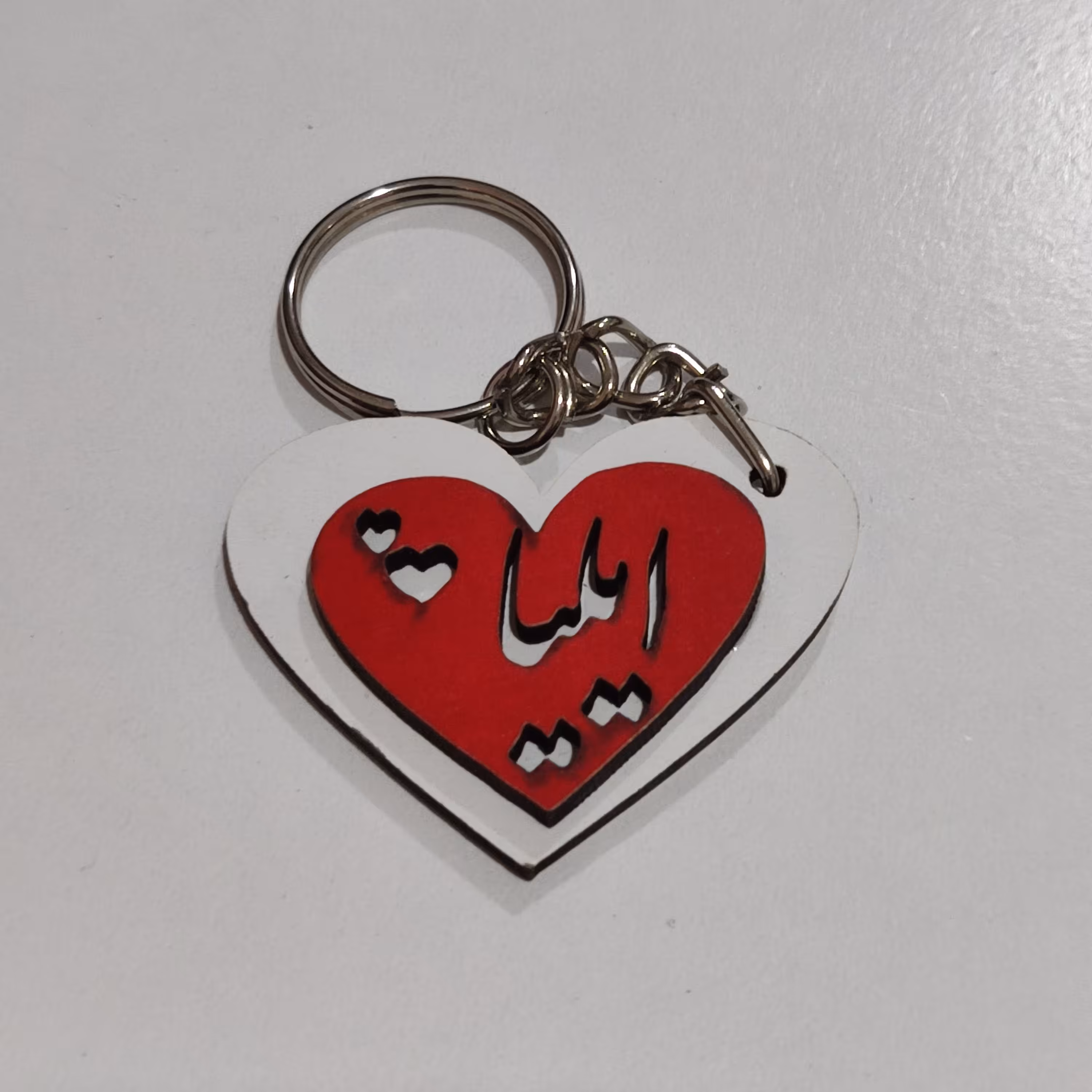 دست کلید چوبی (پاسوییچی) قلبی شکل اسم ایلیا دارای رنگبندی و شکل مختلف 