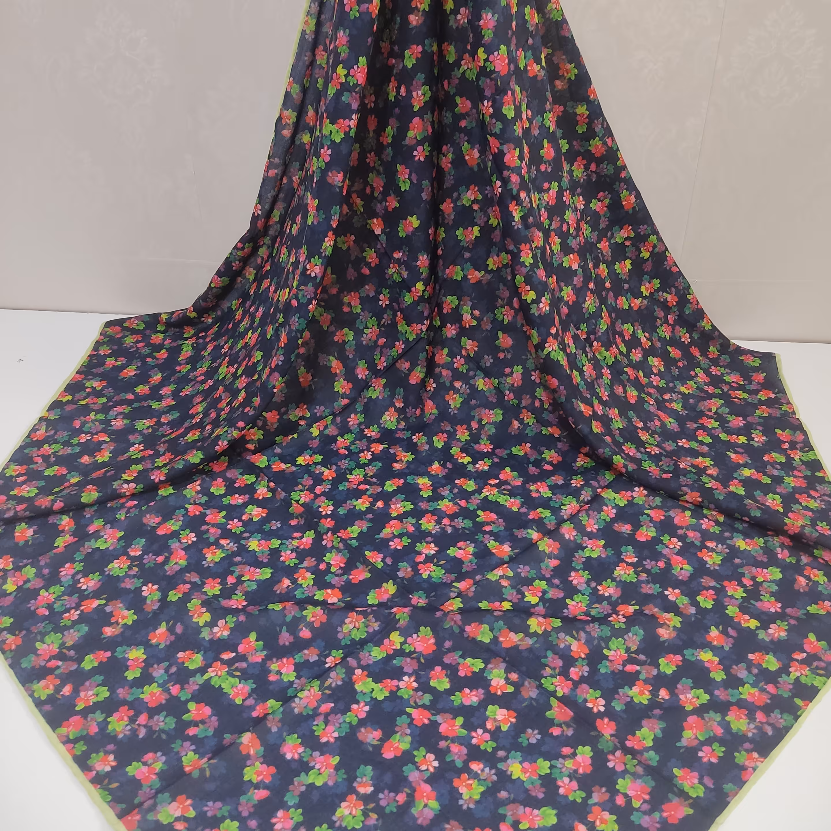 روسری گل ریز سرمه ای.جنس سوپر نخ .رنگ زمینه سرمه ای .دور دست دوز شد.قواره 120 .