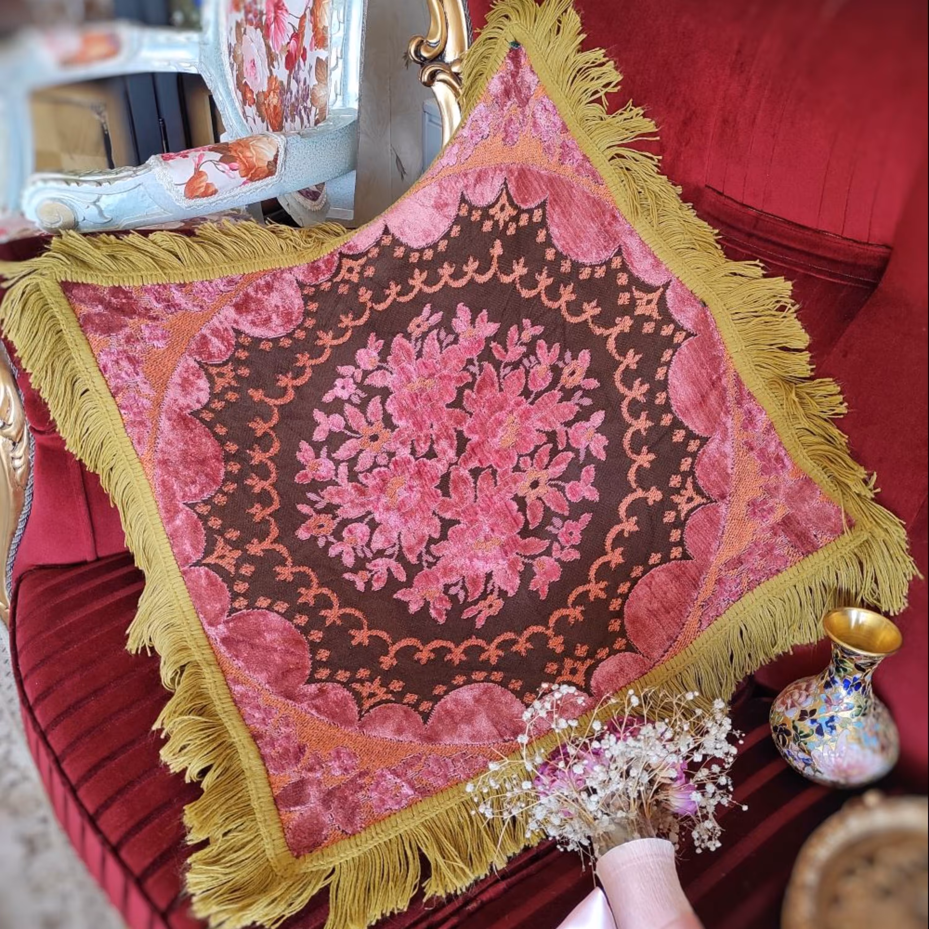 رومیزی مخمل برجسته بلژیکی صورتی با حاشیه زرد