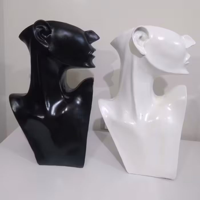 مجسمه نیم تنه دردو رنگ سفیدومشکی جنس پلی استر