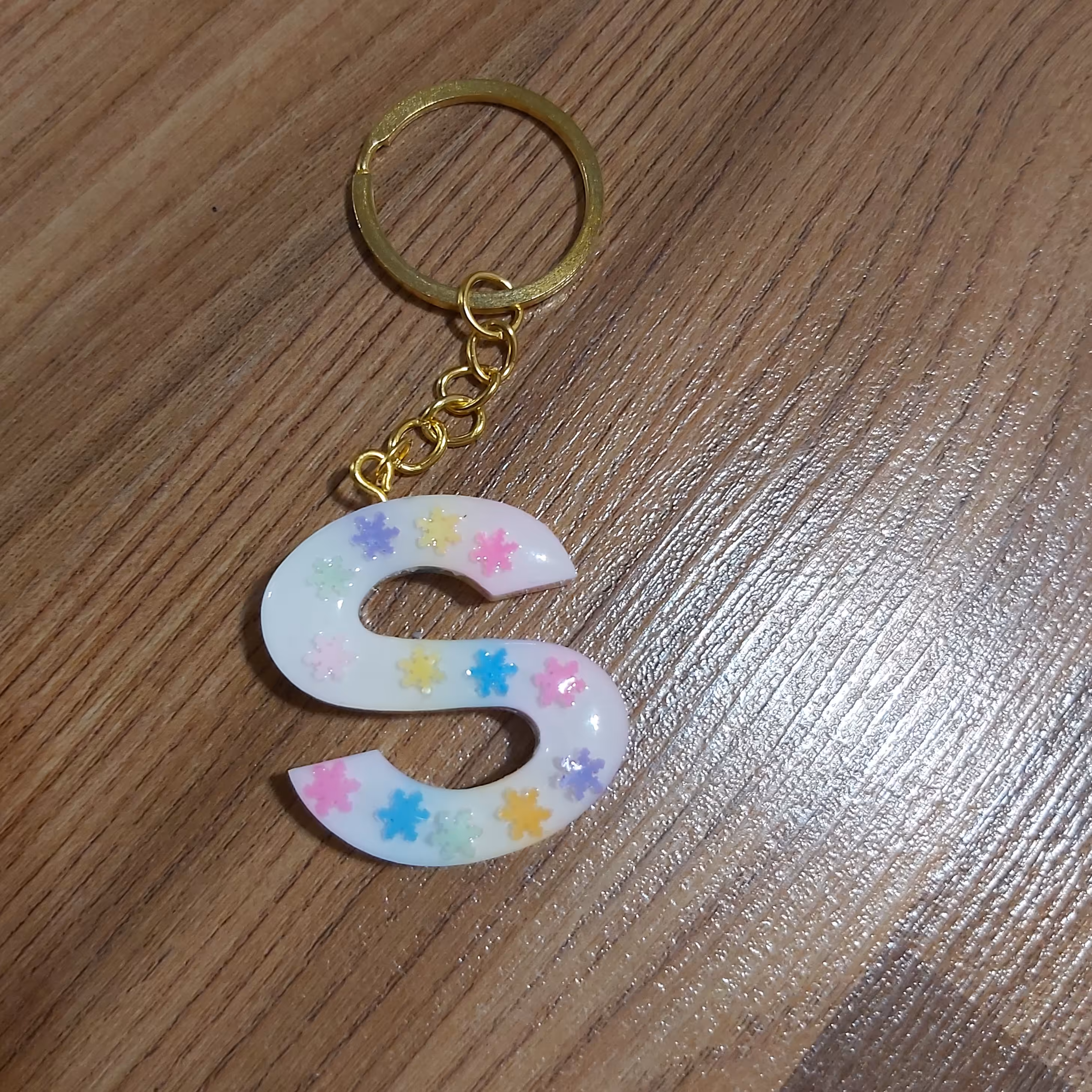 جاکلیدی حروف لاتین رزینی 4سانتی طرح سفیددونه برف