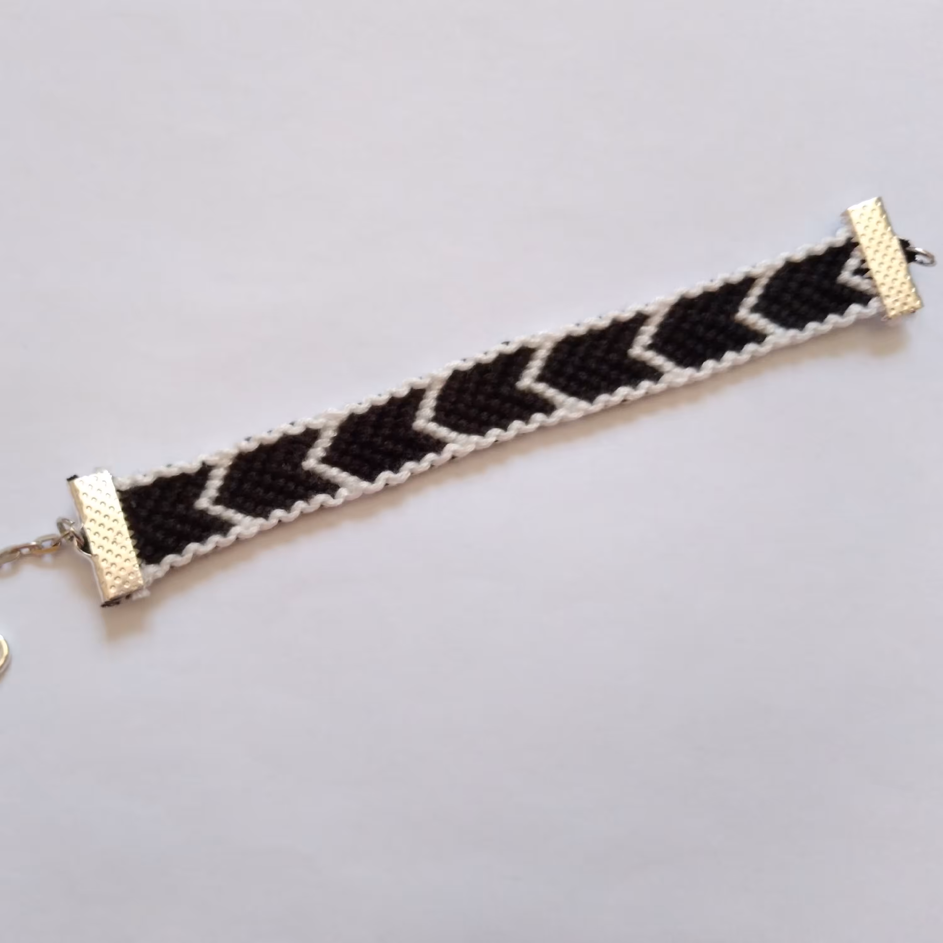 دستبند دوستی سفید مشکی 158 قفل دار