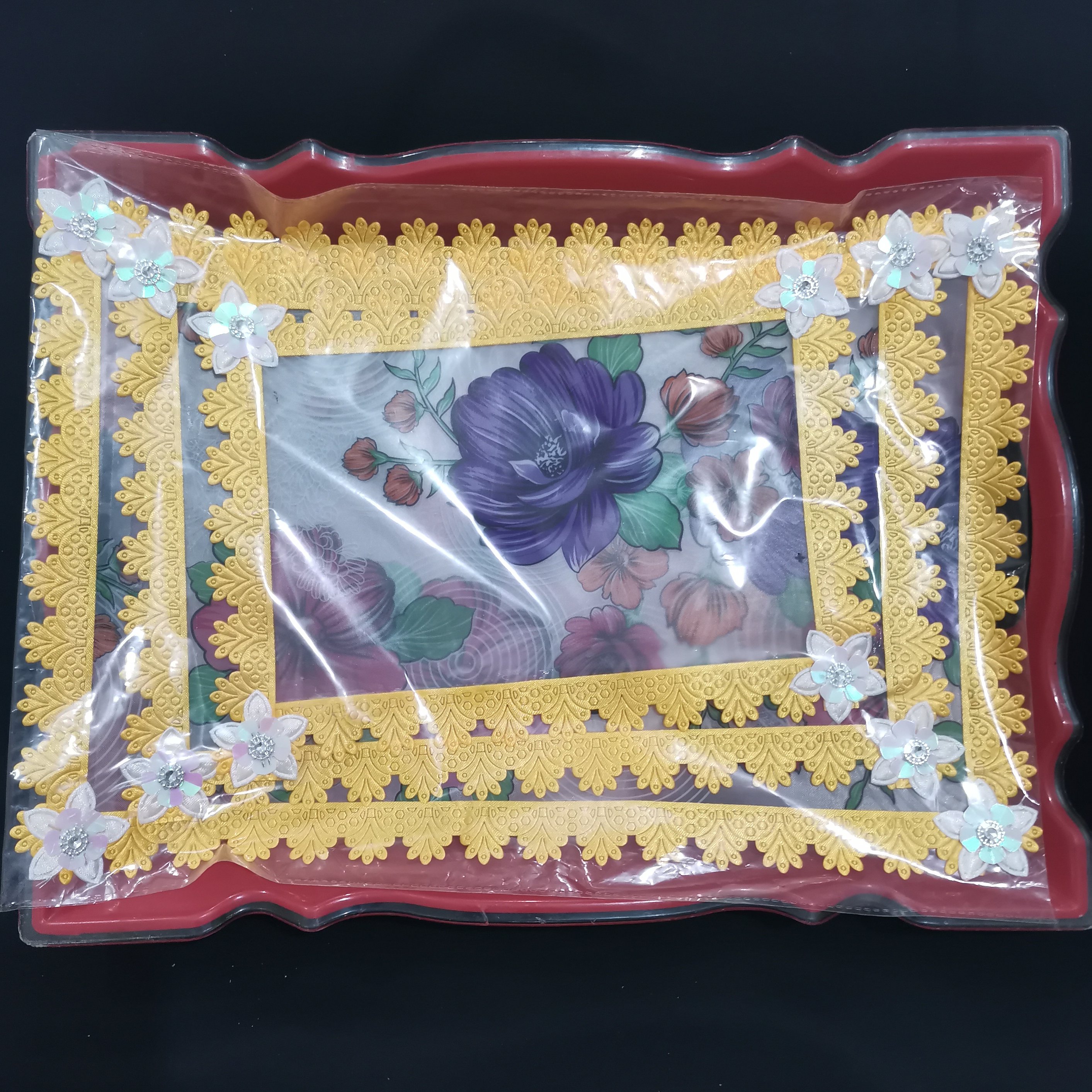 تو سینی سه تایی حاشیه دار