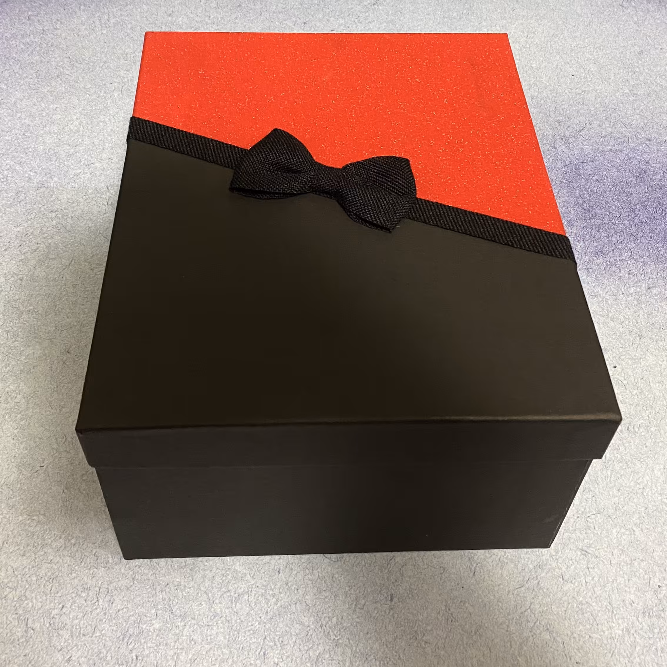 جعبه کادویی مدل مستطیل سایز بزرگ رنگ قرمز مشکی،هدیه،سوپرایز