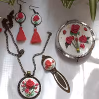 ست آینه و گوشواره و پلاک وزنجیر  ونشانگر کتاب