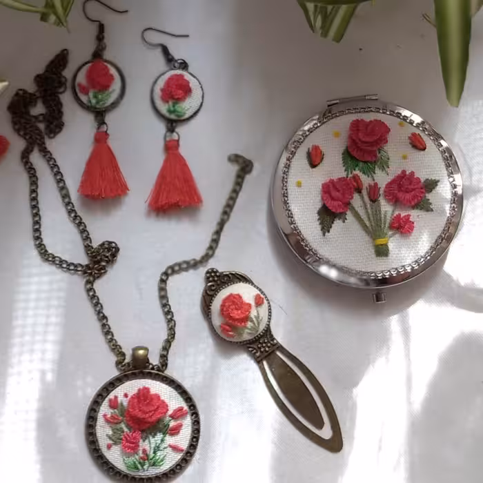 ست آینه و گوشواره و پلاک وزنجیر  ونشانگر کتاب