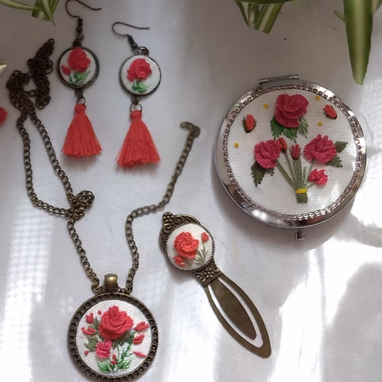 ست آینه و گوشواره و پلاک وزنجیر  ونشانگر کتاب