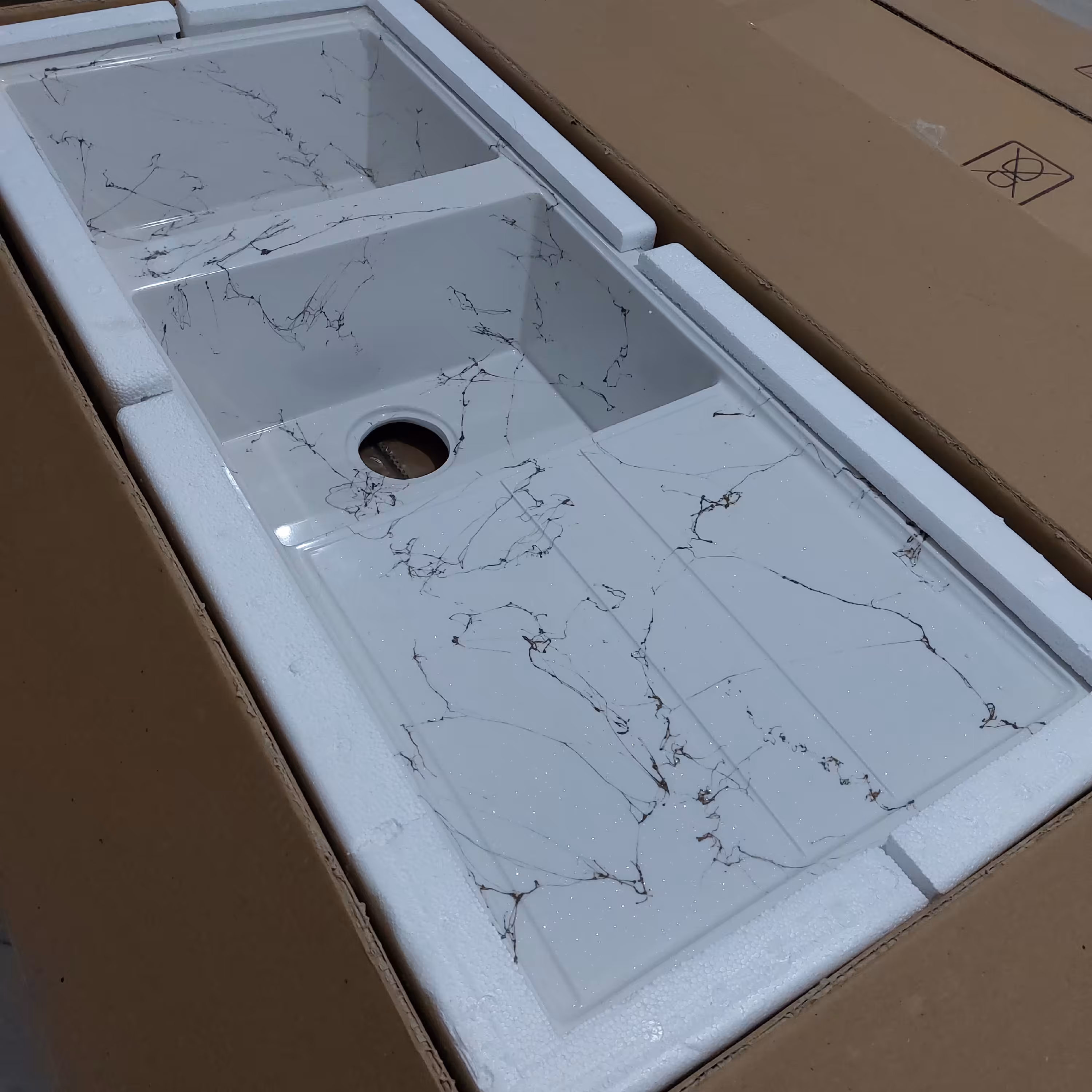 سینک گرانیتی سفید رگه طلایی متالیک رنگ ثابت ضد لک ضد خش ضد رسوب با سیفون (پس کرایه)