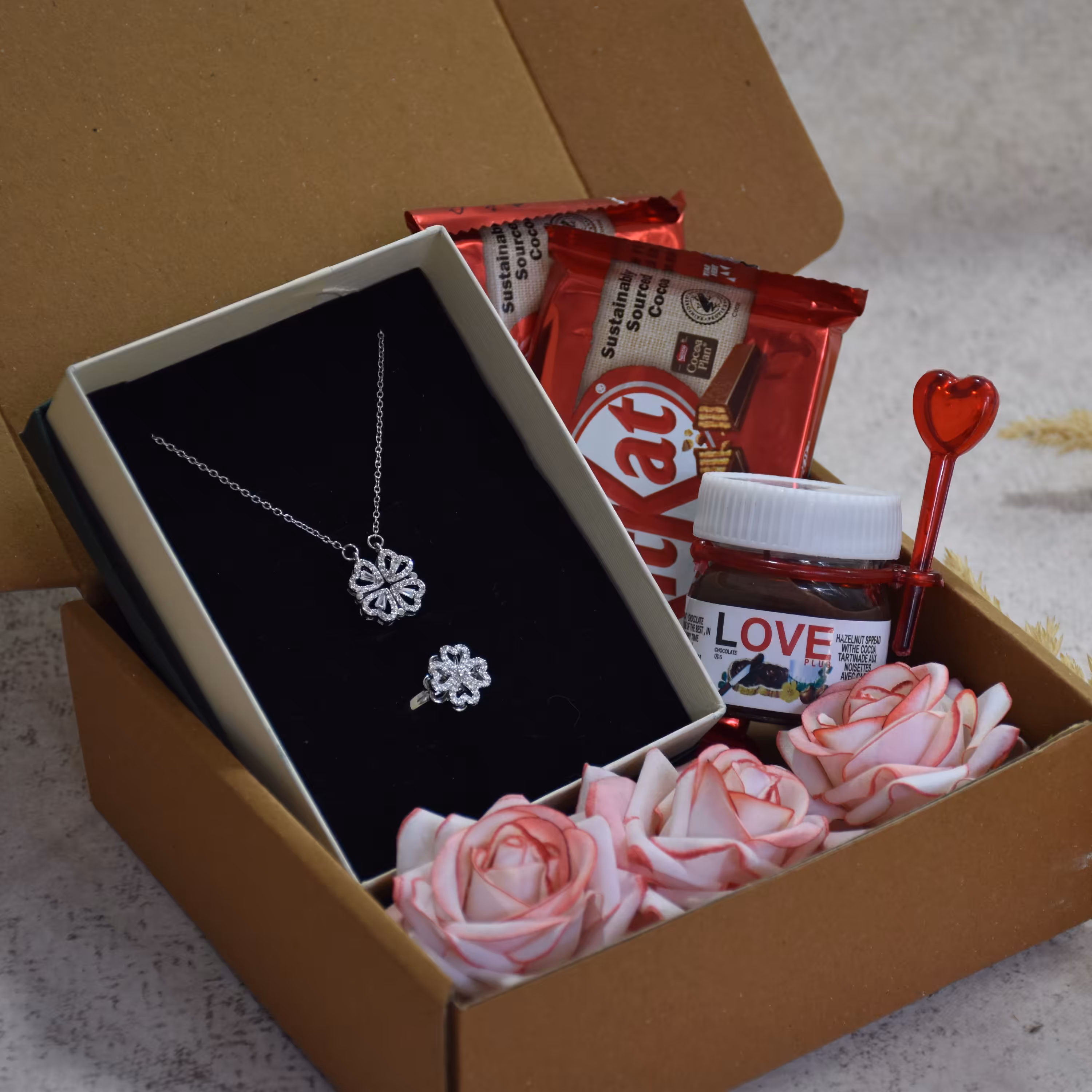 پک ولنتاین دخترانه شامل گردنبند و انگشتر استیل و رنگ ثابت با شکلات  و گل رز 