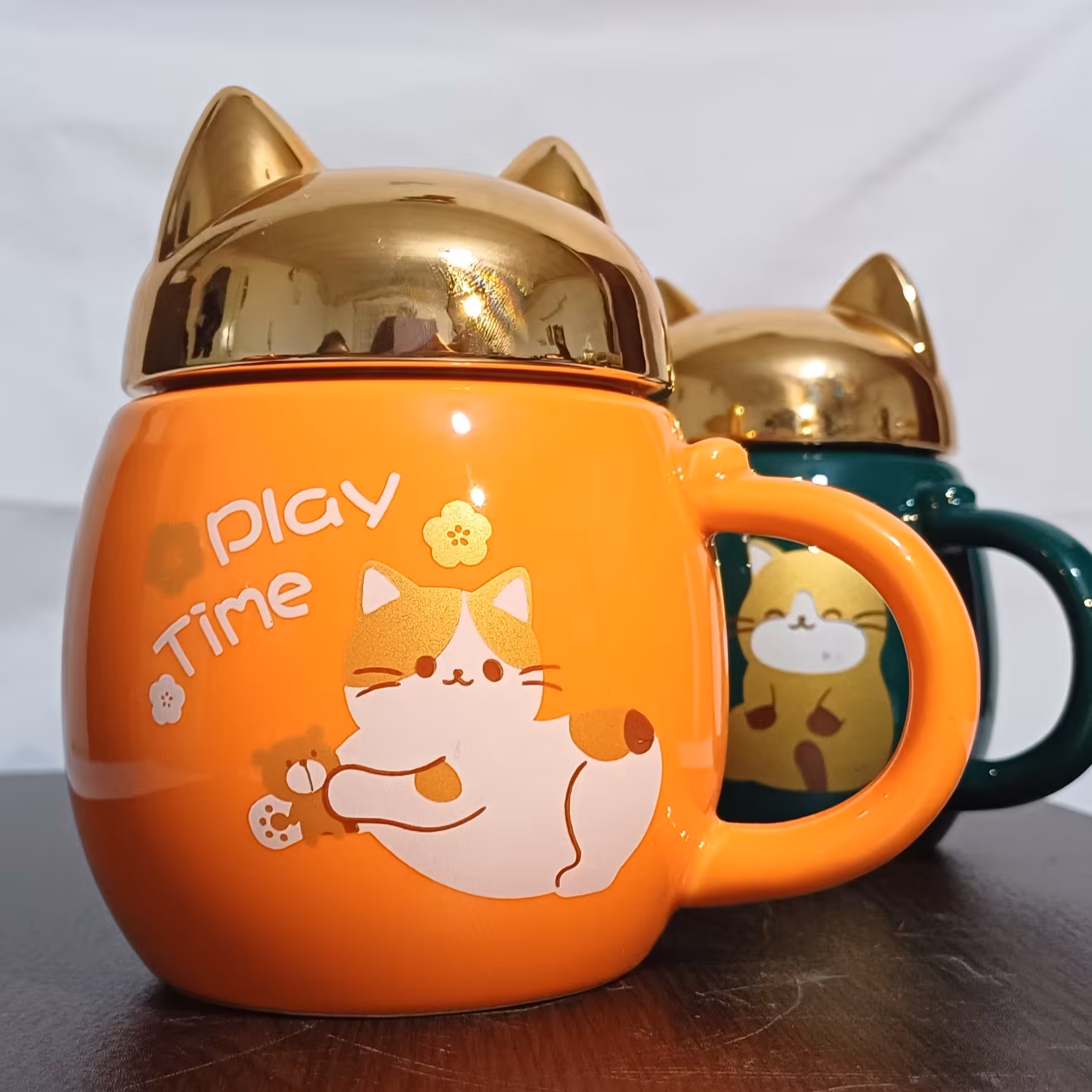 ماگ فانتزی دسته دار درب طلایی طرح گربه بازیگوش موجود در چهار طرح و رنگ با جعبه