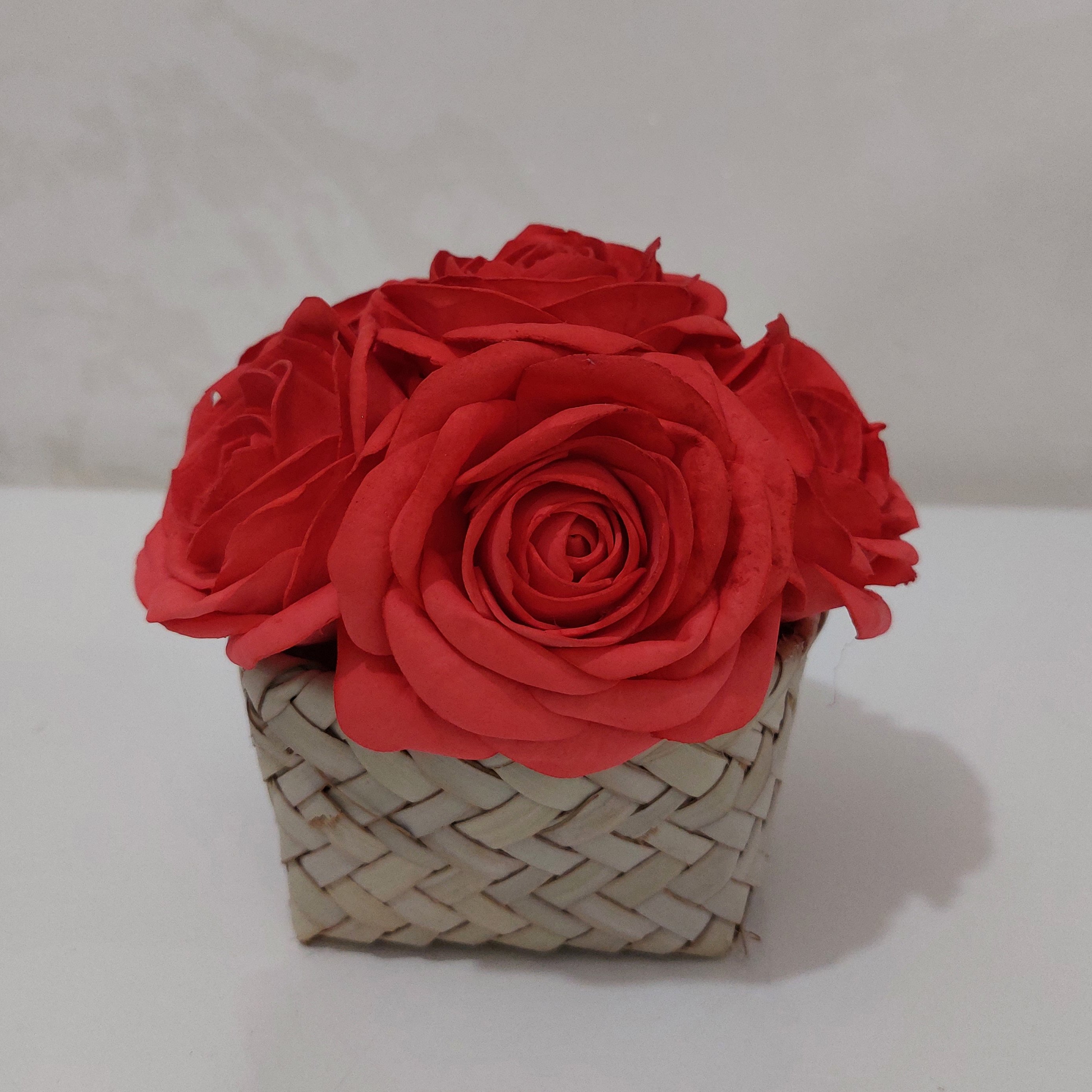 گلسازی گل همیشه بهار(باکس گل رز 6 عددی با سبد حصیری )