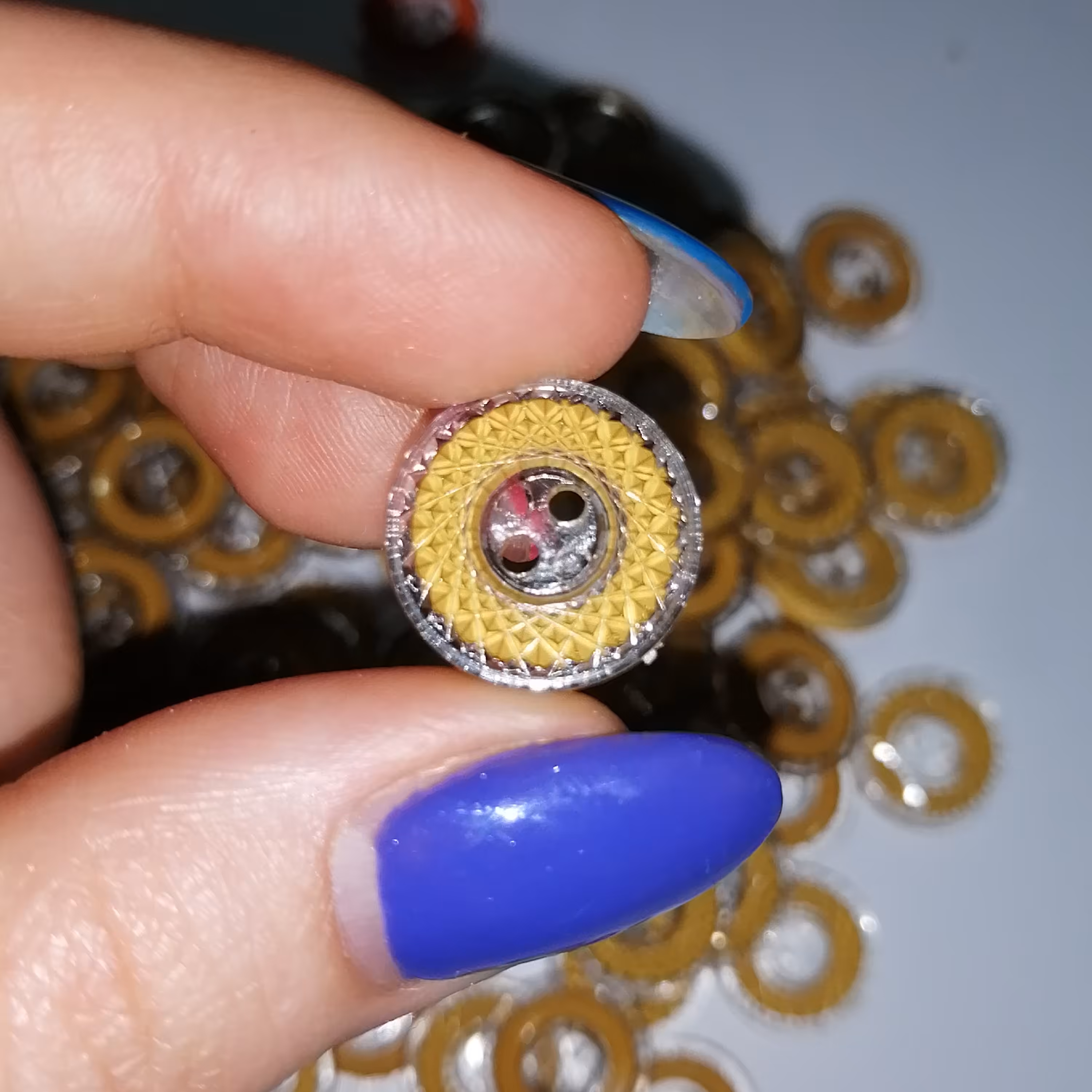 دکمه لباس کوچک قهوه ای طرح گل  دار بسته 5 عددی 