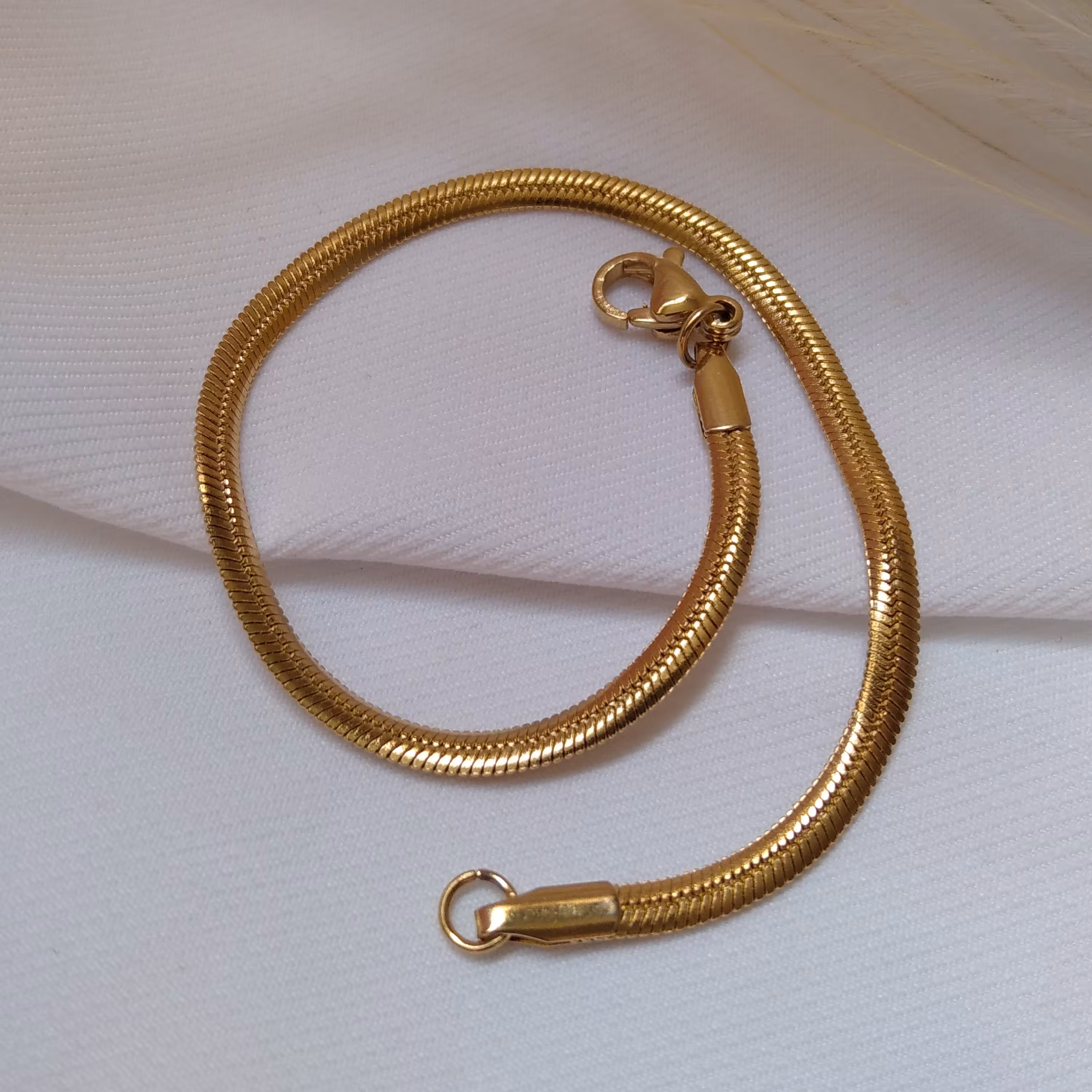 دستبند ماری استیل طلایی و صد در صد رنگ ثابت ضخامت 3میلیمتر