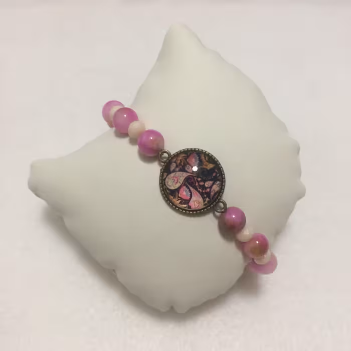 دستبند کشی مهره کریستالی شیری و سنگ رگه دار بنفش و رزین گل و ترمه زرین ساز