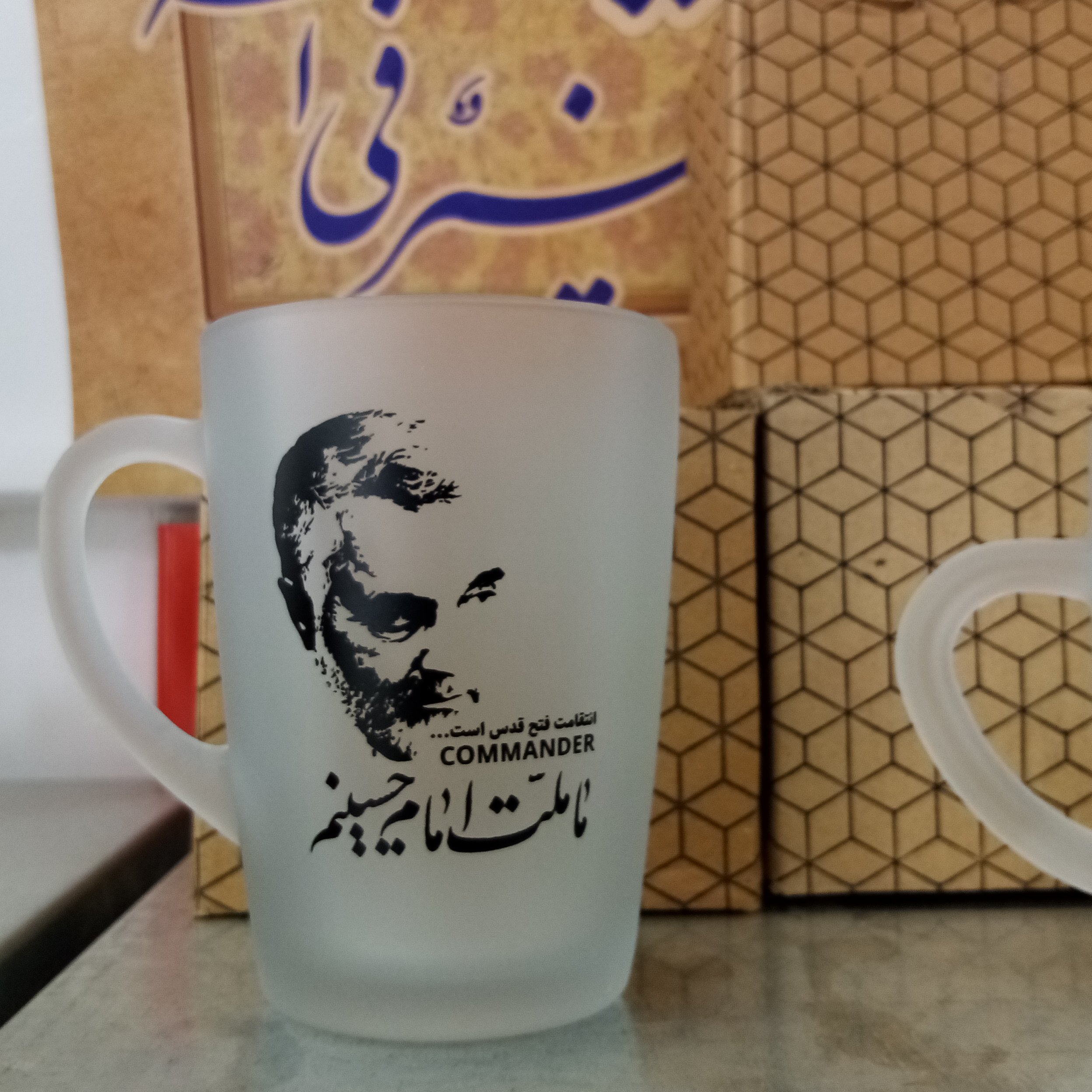 لیوان شیشه ای طرح سردار جعبه دار مناسب هدیه