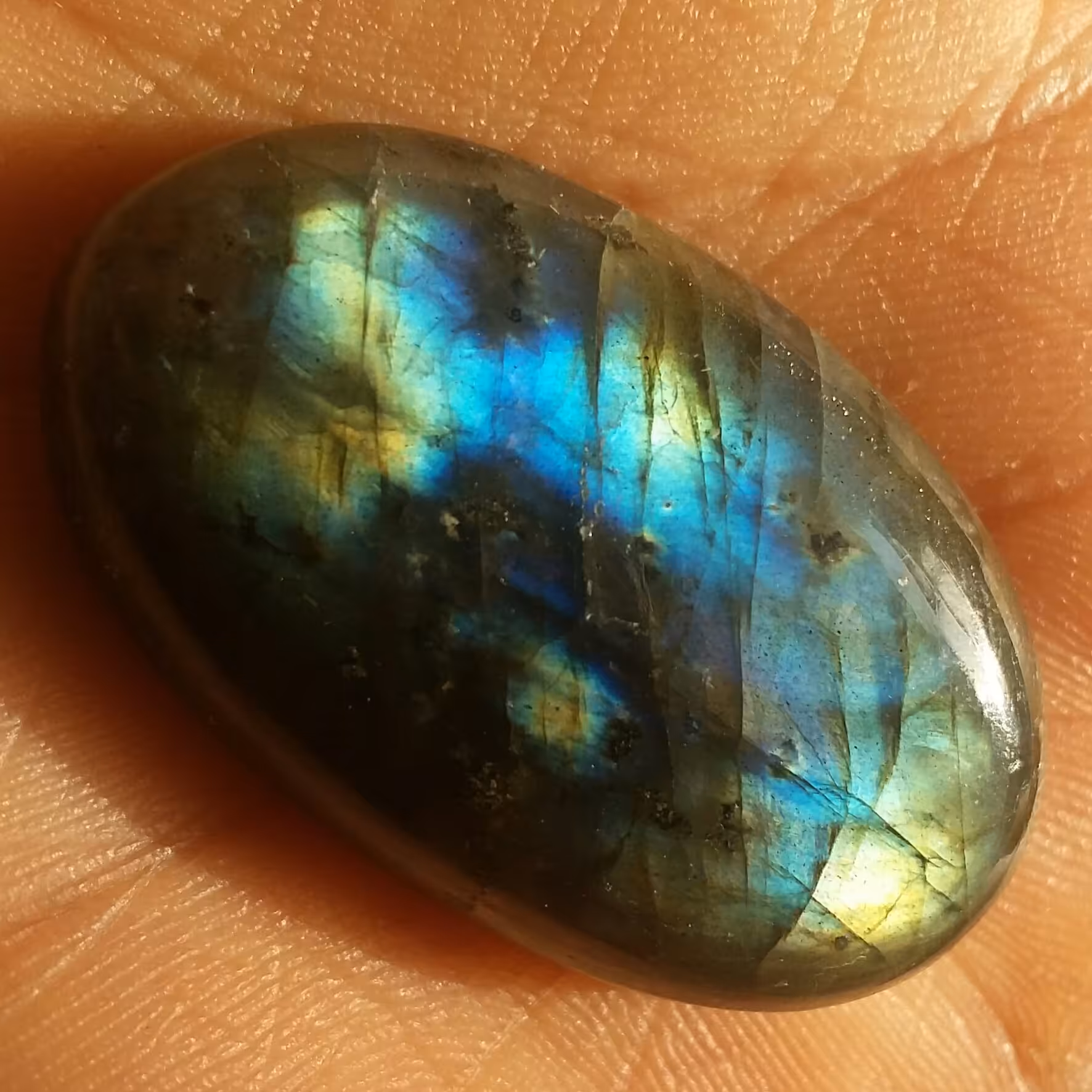 نگین لابرادوریت 7رنگ دیدنی با تلالو نور بی نظیر کاملا طبیعی
خاااااااااص
وارداتی شاهکار خلقت سایز درشت مدالی