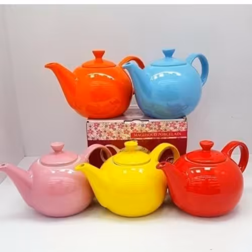 قوری رنگی از برند مقصود موجود در 3 رنگ(قرمز،نارنجی،زرد)