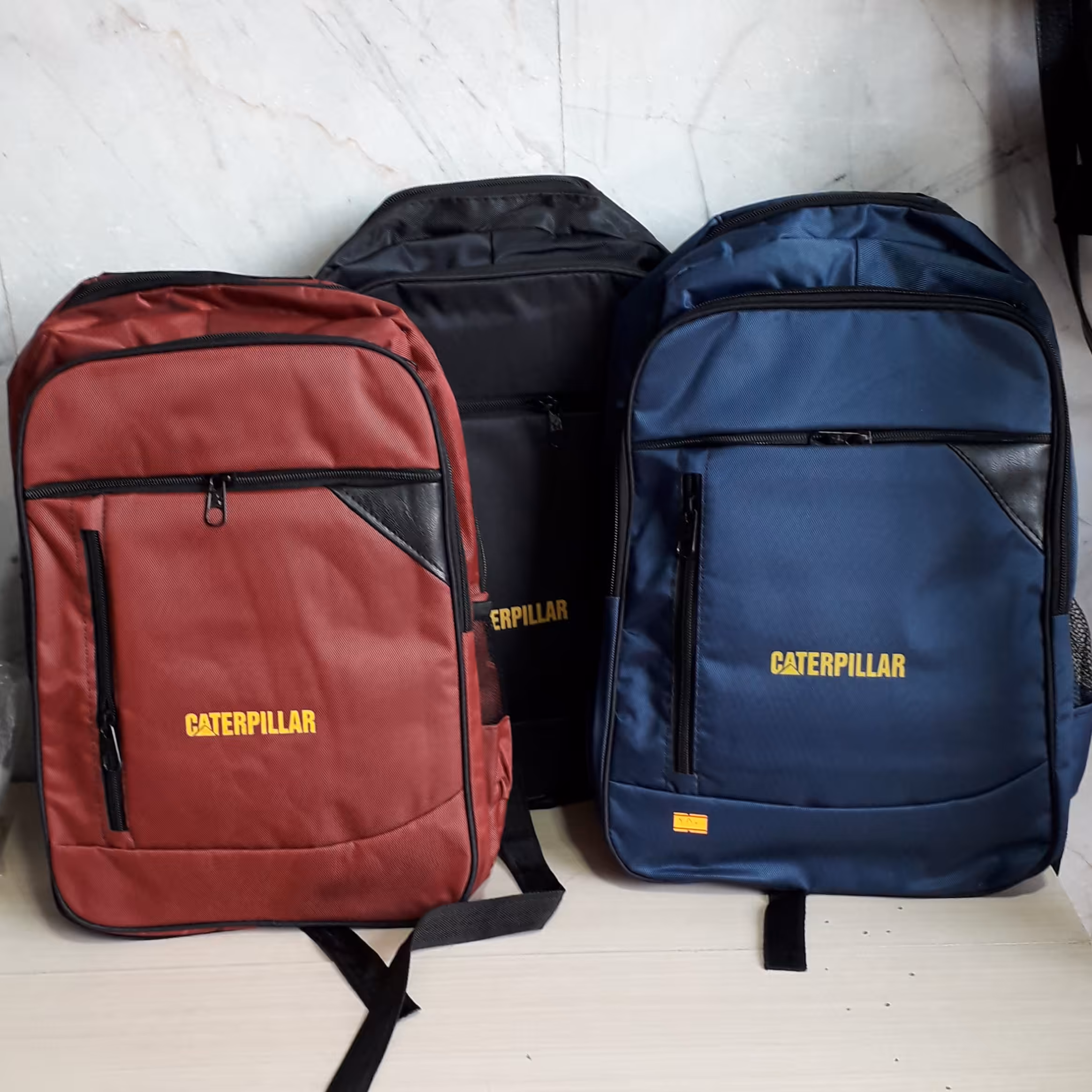 کوله اسپرت  و کوله برزنت  ضد آب  و کوله (دانشجویی و دبیرستانی و راهنمایی ) وکوله مارک CATERPILLAR