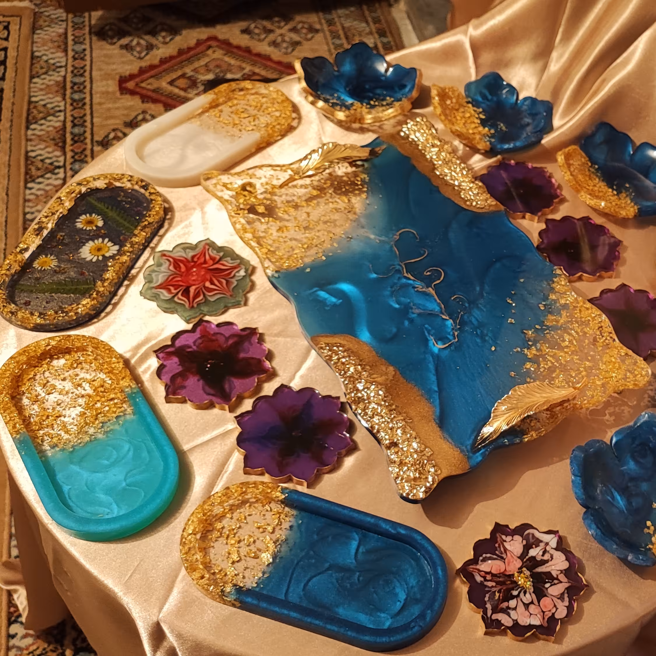 ساعت دیواری و میوه خوری و شیرینی خوری و هفت سین و پیش دستی و سینی و اجیل خوری و غیره