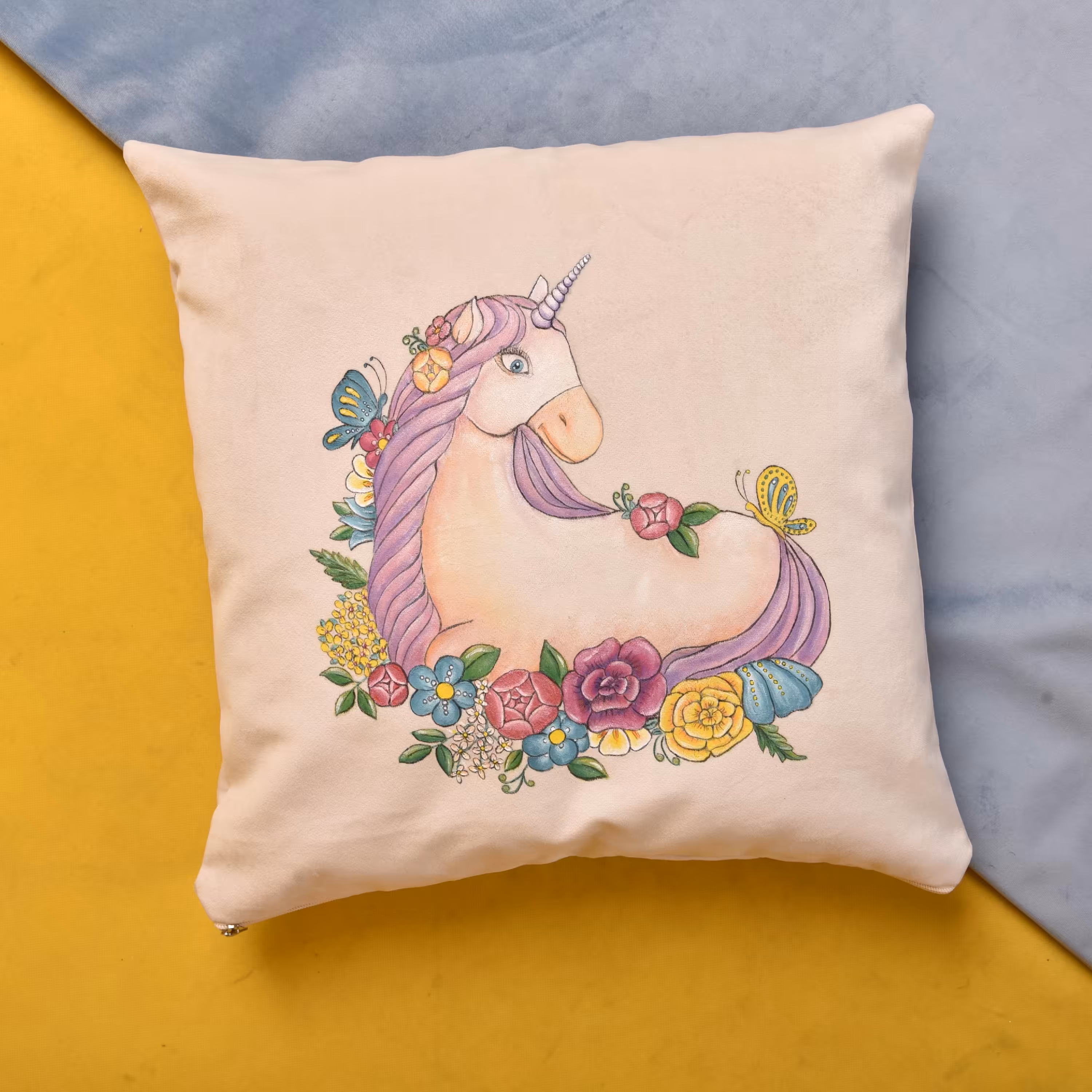 کاور کوسن نقاشی روی پارچه مخمل تک شاخ 45 در 45 اثر شهره خاقان زاده