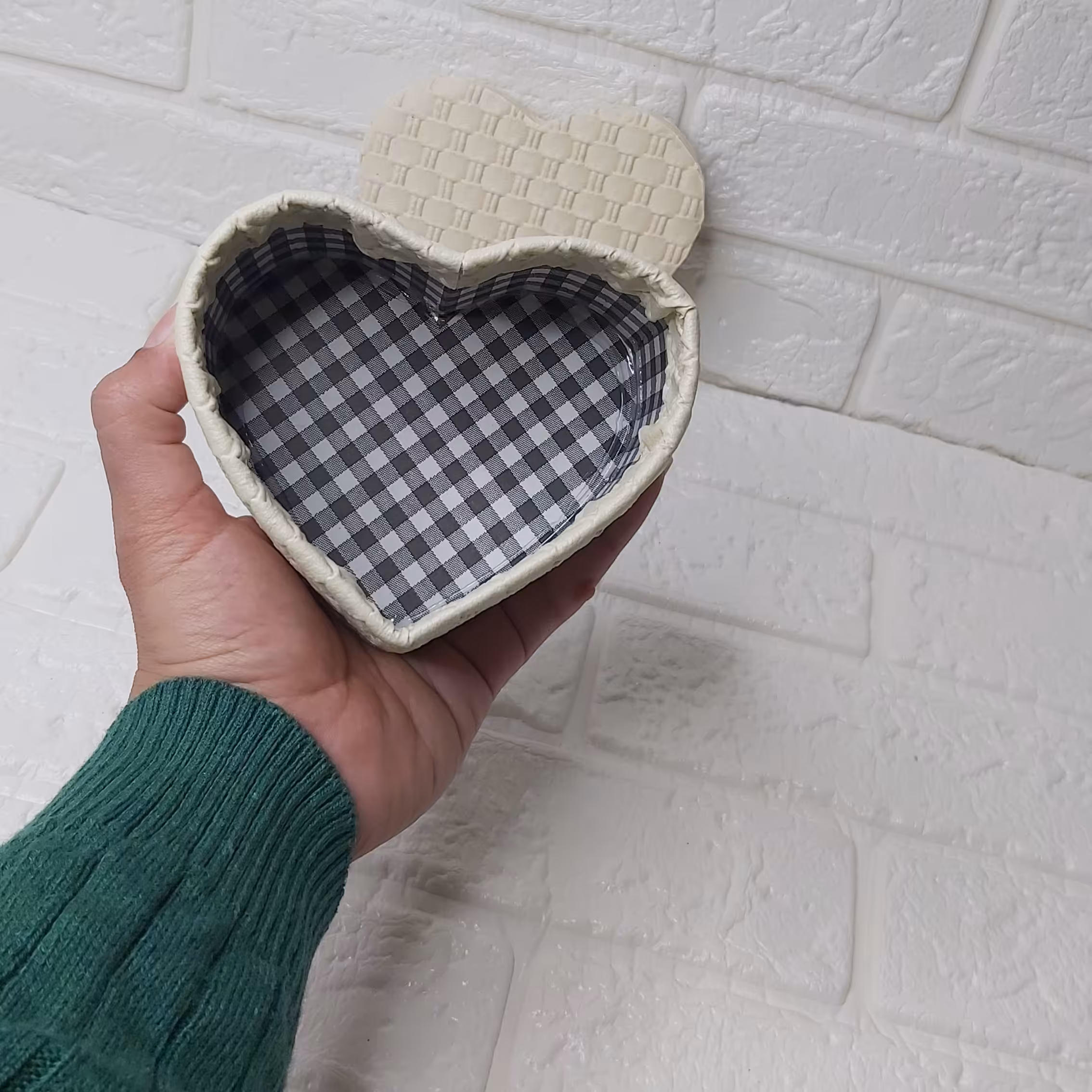 باکس گیفت خالی  طرح قلب شیری کادوی  جعبه جواهرات سایز طبق دست مشخصه اندازش  هزینه ارسال در محل با مشتری میباشد