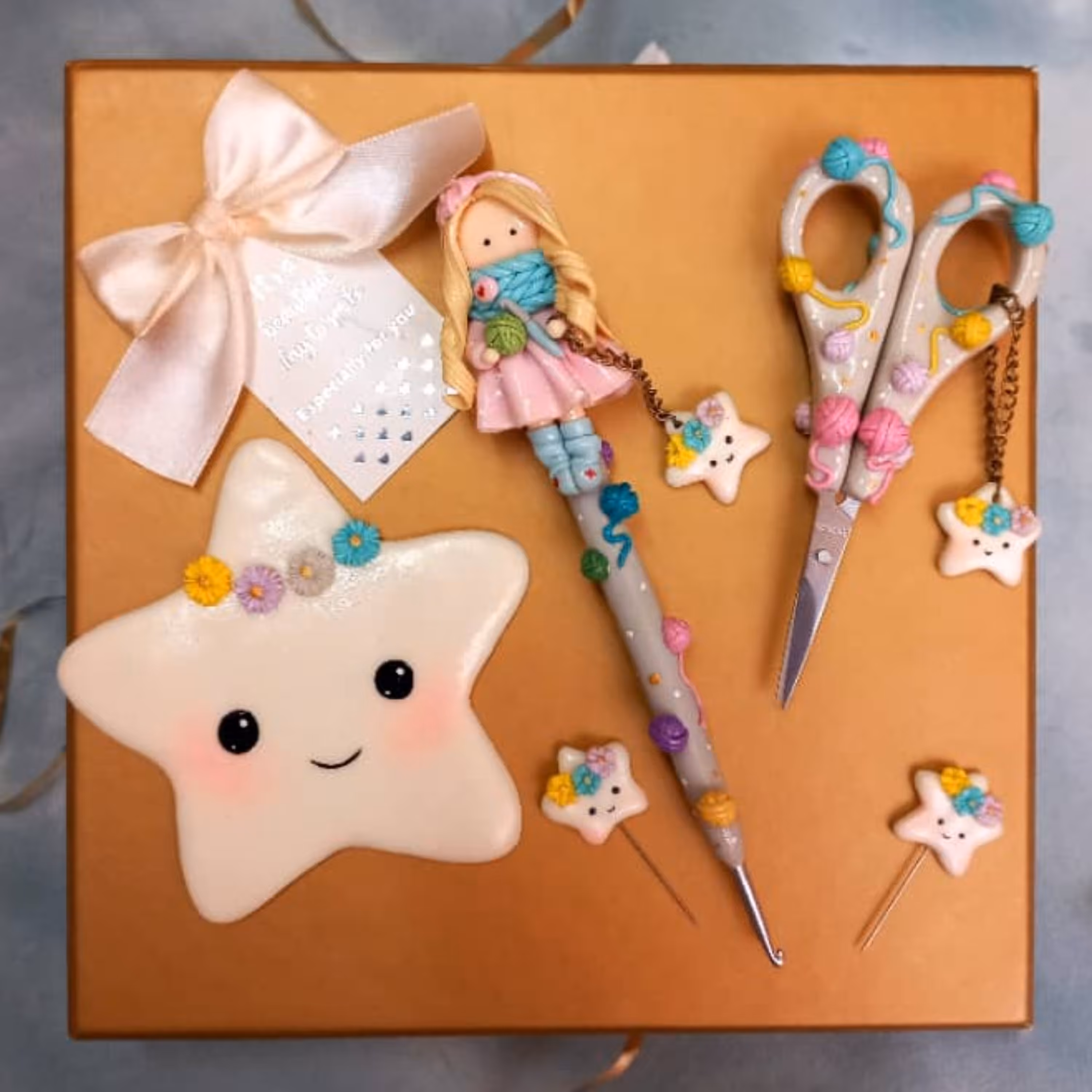 ست هدیه جهیزیه عروس قلاب و قیچی با طرح عروسکی