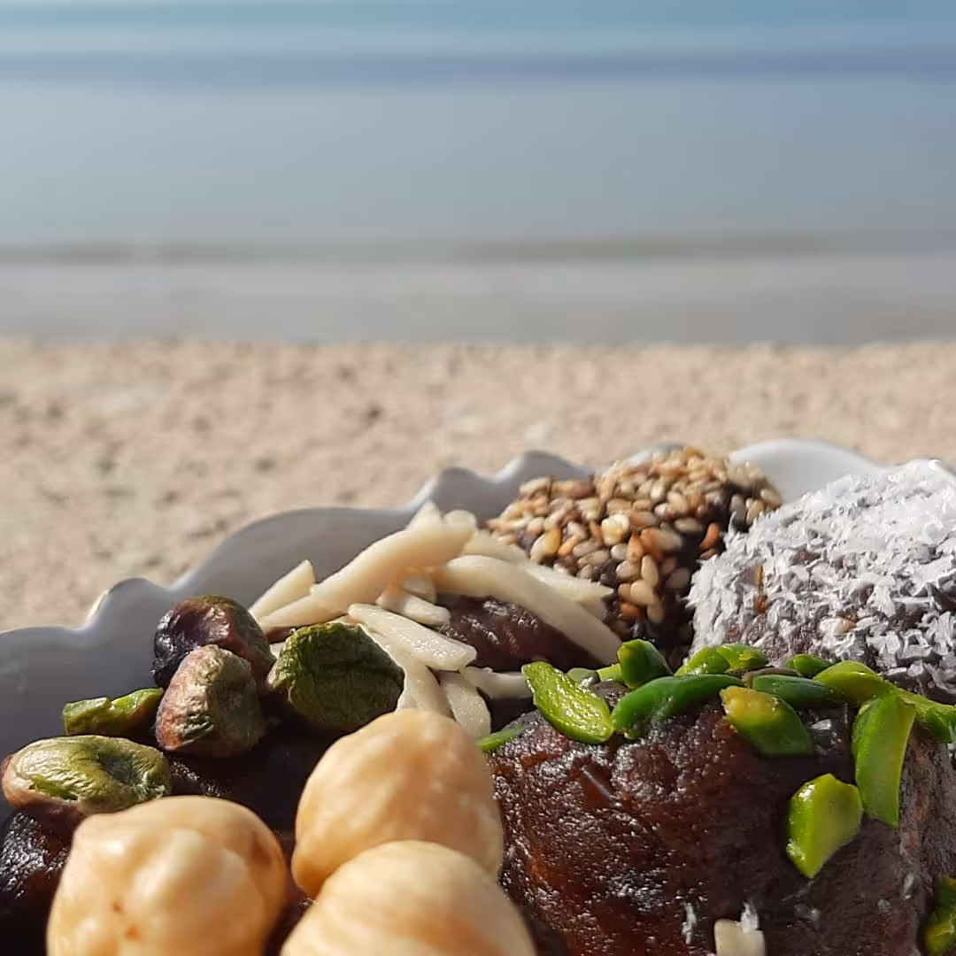 حلوا خرمایی گردویی باخرما کبکاب، با تزئین،