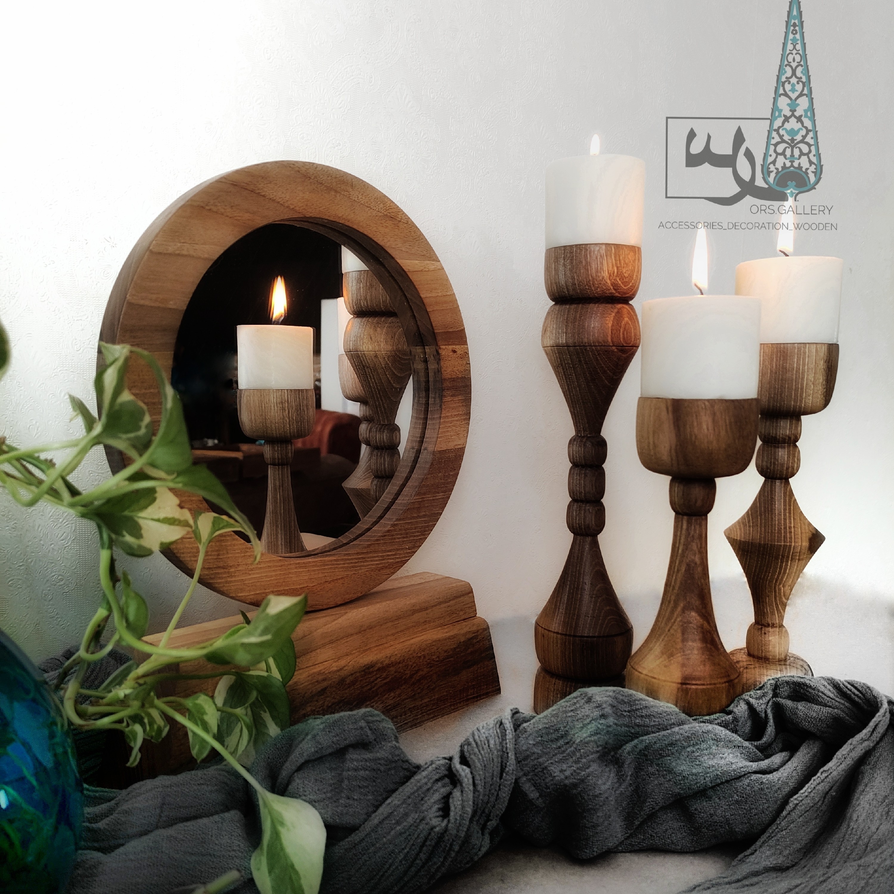 آینه چوبی و ست شمعدان چوبی چوب گردو و زیبا و منحصربفرد