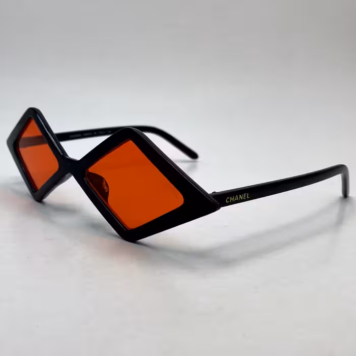 عینک آفتابی و شب شنل لوزی شکل قرمز کد 9187 به همراه کاور پارچه ای و دستمال رایگان 