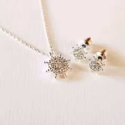 نیم ست نقره ای گوشواره و گردنبند نگین دار بهمراه کیف اکسسوری