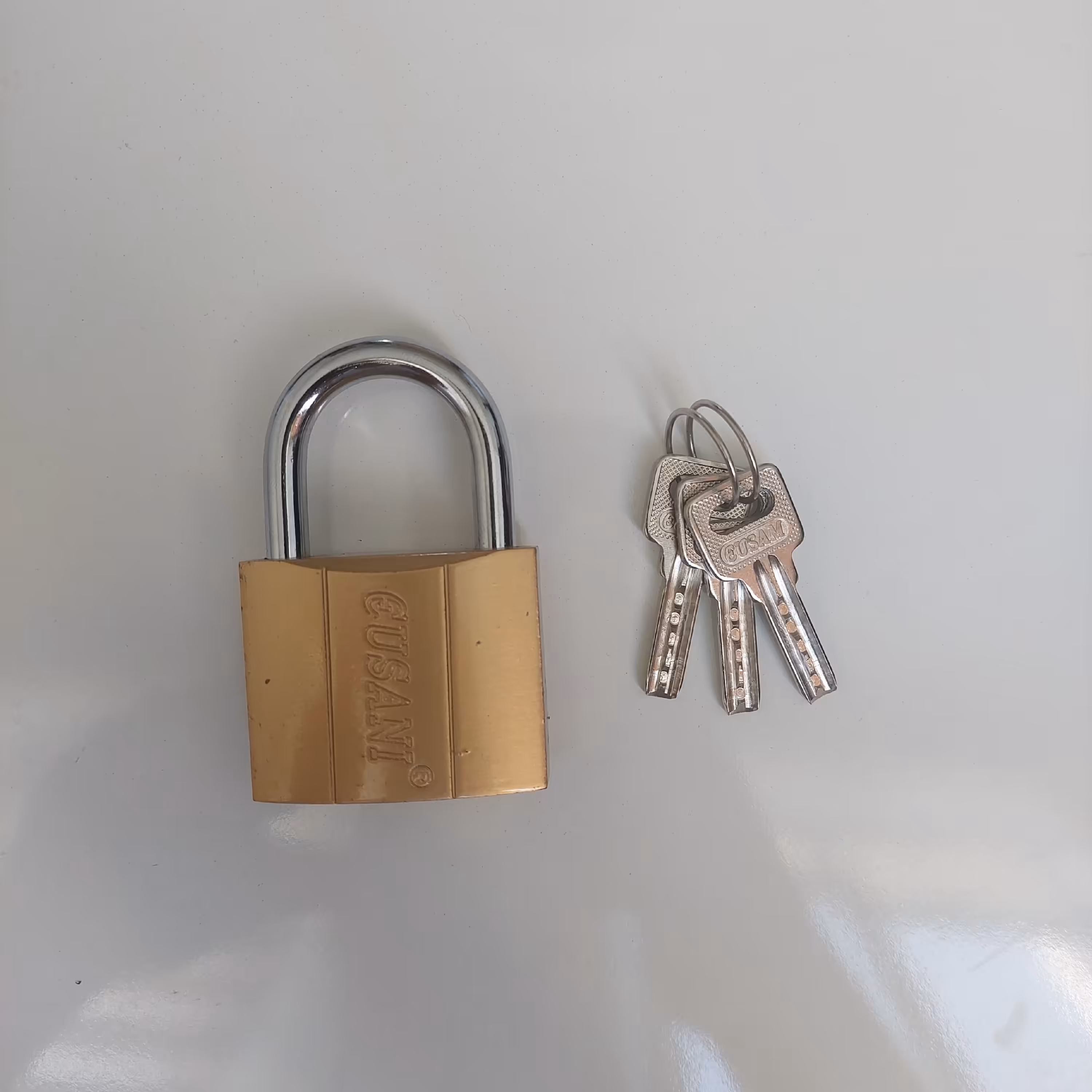 قفل آویز  طلایی کلید ناودانی سایز 50mm