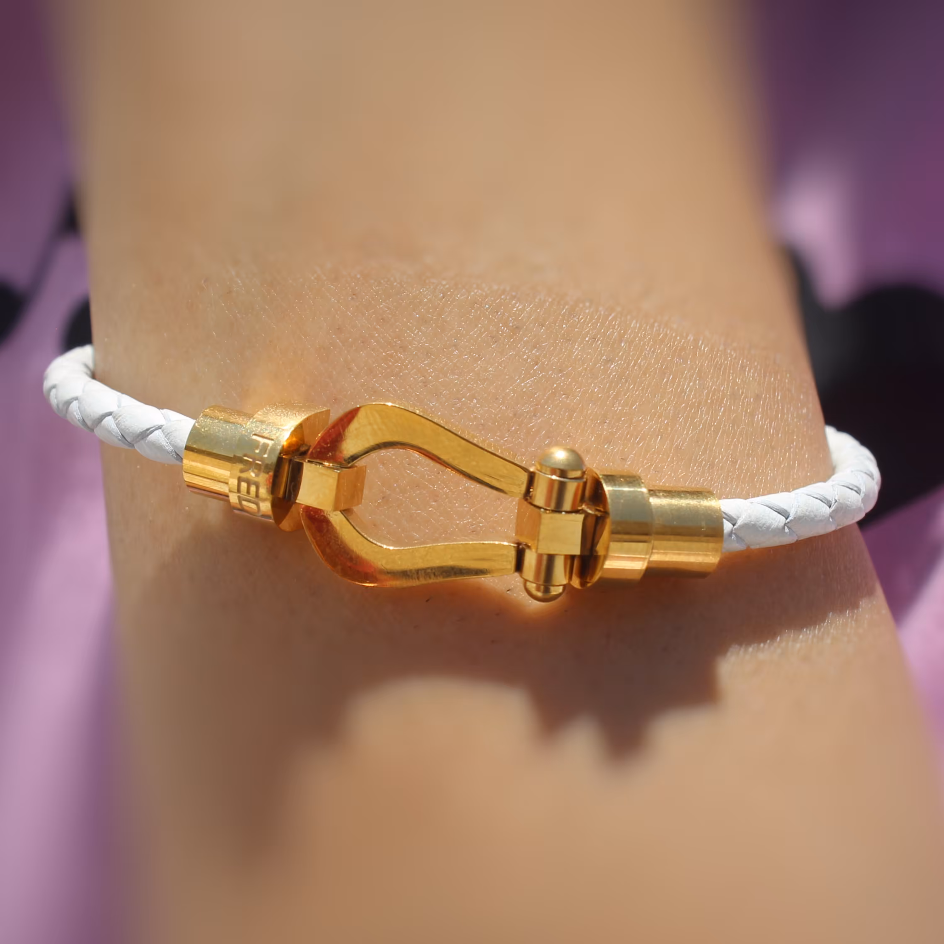 دستبند سفید چرم امگا مدل فرد با قفل استیل