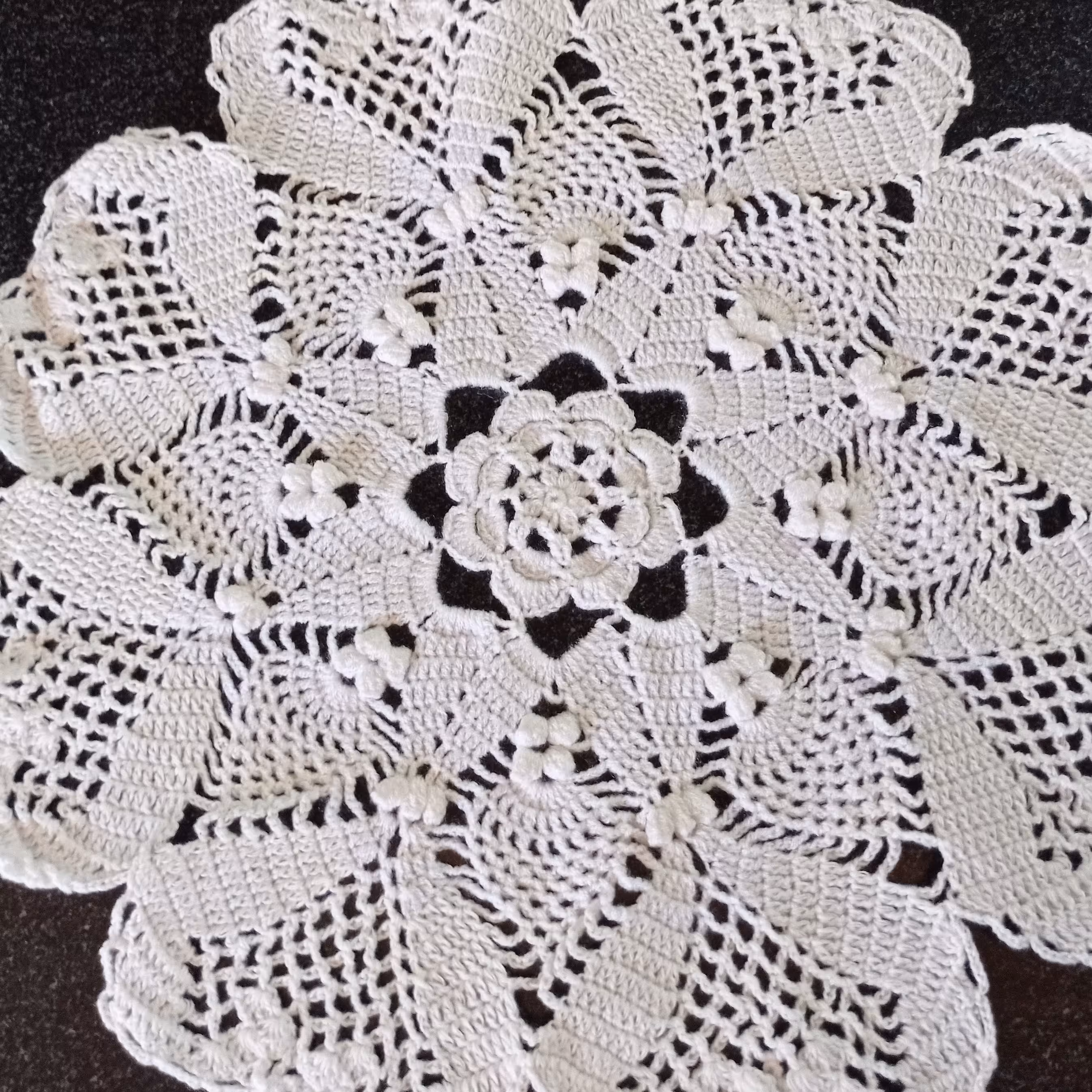 ر‌ومیزی طرح گل سفید سایز متوسط