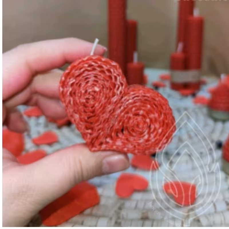 شمع موم عسلی ولینتاینی قلبی . مناسب برای مناسبت ها 